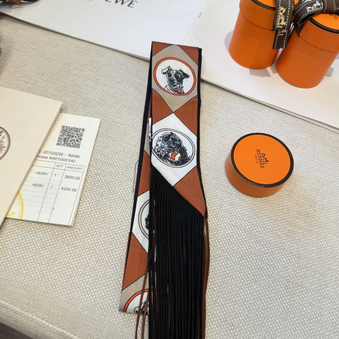 NO:895947,H family's new silk scarf, Hermès headband, double-sided and double-style!  Made of top-quality twill silk, the ultra-fine printing is very clear, and it is definitely the first choice for gift giving. The ribbon can be wrapped around the neck, wrists, and waist. It can also be matched with your favorite bag to give your bag a new look. Silk scarves, streamers, ribbons, hair bundles, hermes, real silk19860909H家新款丝巾,爱马仕束发带 双面双款！顶级斜纹真丝打造 超精细的印花非常清晰 绝对是送礼自用的首选丝带既可绕于颈间,亦可缠于腕部、腰部,同样也可以搭配在心爱的包包上,让你的包包焕然一新丝巾,飘带,飘带，发束,hermes,real silk,accessory