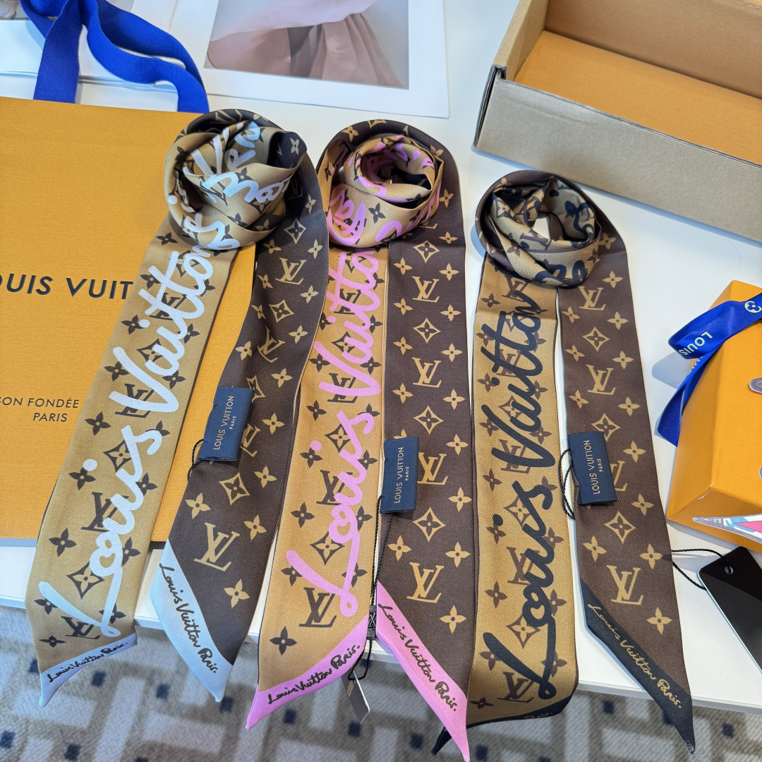 NO:895958,45 The latest super nice official website of LV with fairy colors released this year is on sale at the same time on tiwlly official website. It is new and has finally arrived. LV’s latest double-layer headband~tie, bow tie, streamer and various multi-purpose domestic official website are also on the shelves. The price is + awesome. The remaining quantity is not much. It can definitely be used for thousands of years.  No SVIP recommendation for slow hands] Compared with the price at the counter, I really bought this monogram series of Leha. It really looks better and better and can be used in many ways. It has a good style no matter how you match it. Super soft 8* top imported double-layer silk ribbon scarf, ribbon, streamer, hair bundle, louis vuitton, real silk1986090945 LV今年出的神仙配色超级nice官网最新款,tiwlly官网同步在售.上新,终于到货了,Lv最新双层束发带~绑带.领结.飘带各种多用途国内官网也上架了售价＋牛逼剩余的数量不多 自留绝对可以用万年 手慢无SVIP推荐】和专柜的价格比,真心是买到偷着乐哈这个monogram系列真心的越看越好看而且多way用法,随便怎么搭配都好有腔调.超级柔软8*顶级进口双层真丝小飘带丝巾,飘带,飘带，发束,louis vuitton,real silk,accessory