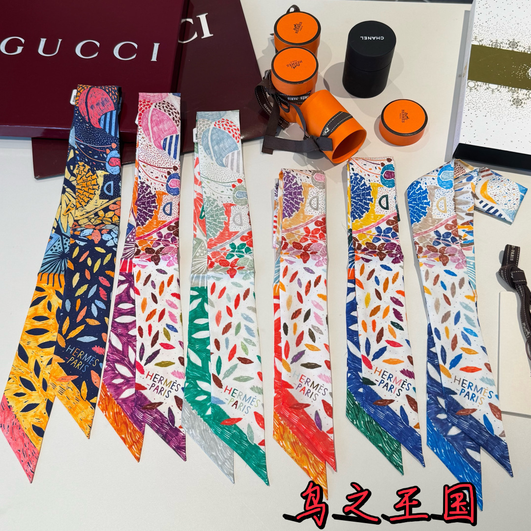 NO:895927,Kingdom of Birds The popular Hermès twill silk (mulberry silk). This H essential accessory can be worn in a variety of ways and matches well with any outfit. Whether worn around the neck, or worn as a belt, headband or headscarf, it is pleasing to the eye. Silk scarves, streamers, streamers, hair bundles, hermes, real silk19860909鸟之王国 爆款爱马仕斜纹真丝（桑蚕丝）.这款H必备配饰可以多种方式佩戴,与任何服饰皆搭配得宜.无论系绕颈间,或作为腰带、束发带及头巾佩戴,皆赏心悦目.丝巾,飘带,飘带，发束,hermes,real silk,accessory