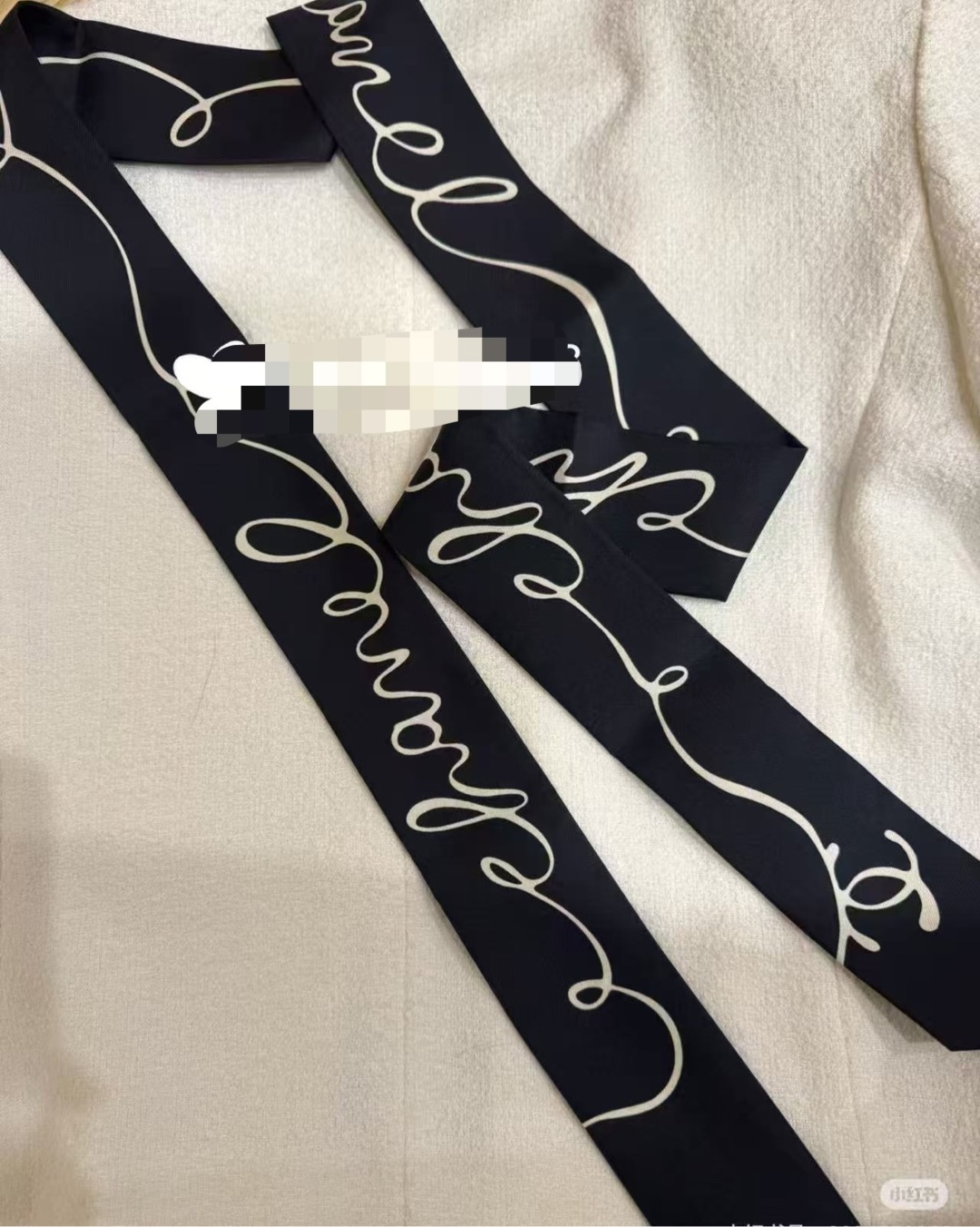 NO:895970,Super beautiful, the latest double-sided Twilly chain mesh fragrance has a big-name aura!  Twill silk has a super strong luster. As you can see from the picture, it is of extraordinary quality. It is very suitable for giving as a gift and for personal use. It can be wrapped around the neck, wrist or waist. It can also be matched with your favorite bag to make your bag look more beautiful. Size 6160cm Silk scarf, ribbon, streamer, hair bundle, real silk19860909超美 链条网格小香最新双面Twilly超有大牌气场！斜纹真丝光泽感超级强 从图中就可以看出来品质非凡送礼自用都超合适的一款既可绕于颈间,亦可缠于腕部、腰部,同样也可以搭配在心爱的包包上,让你的包包焕然, 尺寸6160cm丝巾,飘带,飘带，发束,real silk,accessory
