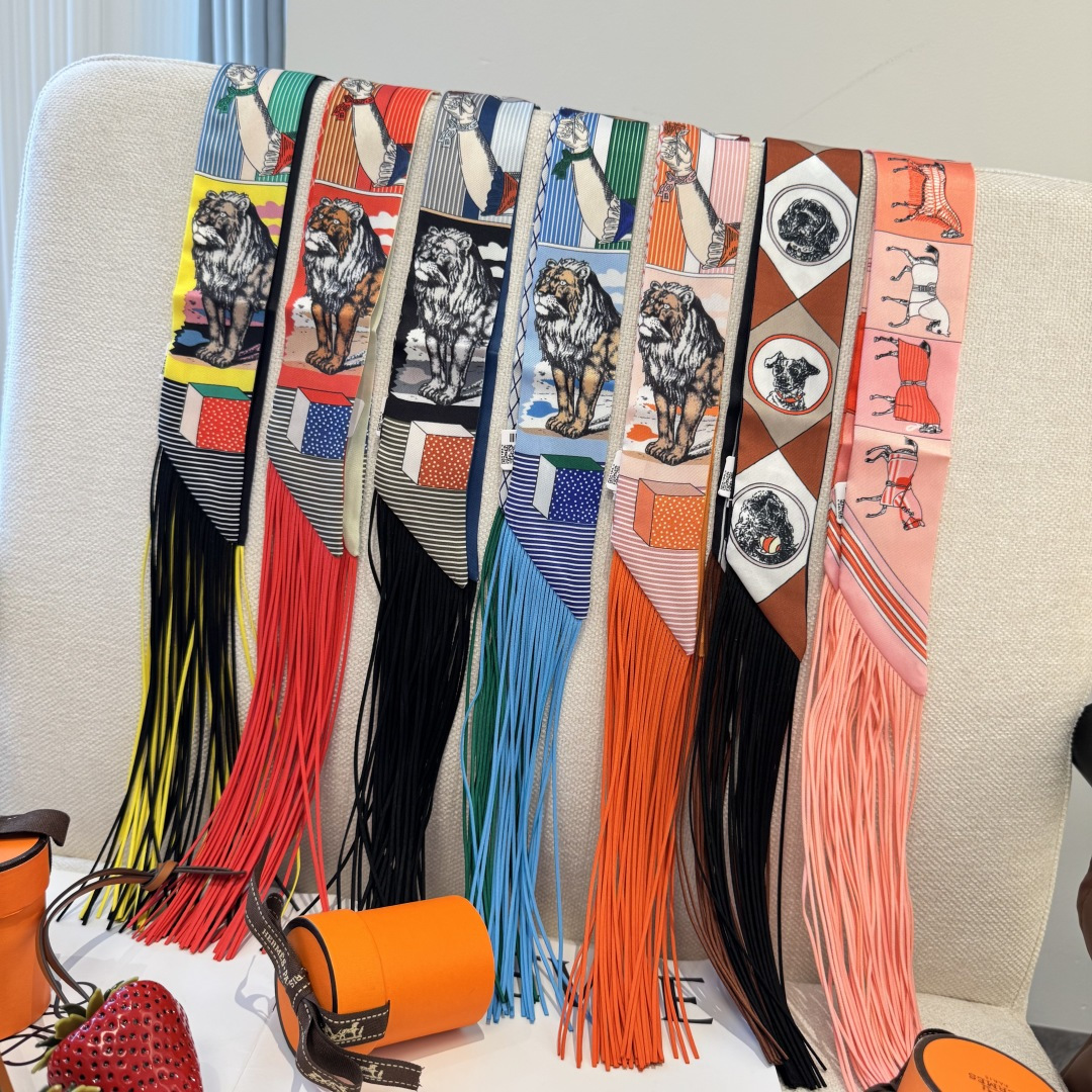 NO:895931,H family's new silk scarf, Hermès headband, double-sided and double-style!  Made of top-quality twill silk, the ultra-fine printing is very clear, and it is definitely the first choice for gift giving. The ribbon can be wrapped around the neck, wrists, and waist. It can also be matched with your favorite bag to give your bag a new look. Silk scarves, streamers, ribbons, hair bundles, hermes, real silk19860909H家新款丝巾,爱马仕束发带 双面双款！顶级斜纹真丝打造 超精细的印花非常清晰 绝对是送礼自用的首选丝带既可绕于颈间,亦可缠于腕部、腰部,同样也可以搭配在心爱的包包上,让你的包包焕然一新丝巾,飘带,飘带，发束,hermes,real silk,accessory
