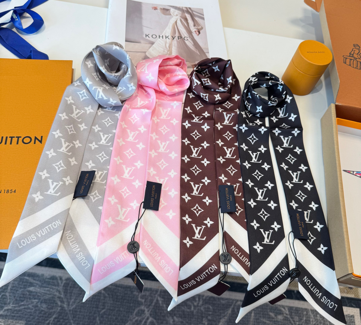 NO:895952,45 The latest super nice official website of LV with fairy colors released this year is on sale at the same time on tiwlly official website. It is new and has finally arrived. LV’s latest double-layer headband~tie, bow tie, streamer and various multi-purpose domestic official website are also on the shelves. The price is + awesome. The remaining quantity is not much. It can definitely be used for thousands of years.  No SVIP recommendation for slow hands] Compared with the price at the counter, I really bought this monogram series of Leha. It really looks better and better and can be used in many ways. It has a good style no matter how you match it. Super soft 8* top imported double-layer silk ribbon scarf, ribbon, streamer, hair bundle, louis vuitton, real silk1986090945 LV今年出的神仙配色超级nice官网最新款,tiwlly官网同步在售.上新,终于到货了,Lv最新双层束发带~绑带.领结.飘带各种多用途国内官网也上架了售价＋牛逼剩余的数量不多 自留绝对可以用万年 手慢无SVIP推荐】和专柜的价格比,真心是买到偷着乐哈这个monogram系列真心的越看越好看而且多way用法,随便怎么搭配都好有腔调.超级柔软8*顶级进口双层真丝小飘带丝巾,飘带,飘带，发束,louis vuitton,real silk,accessory