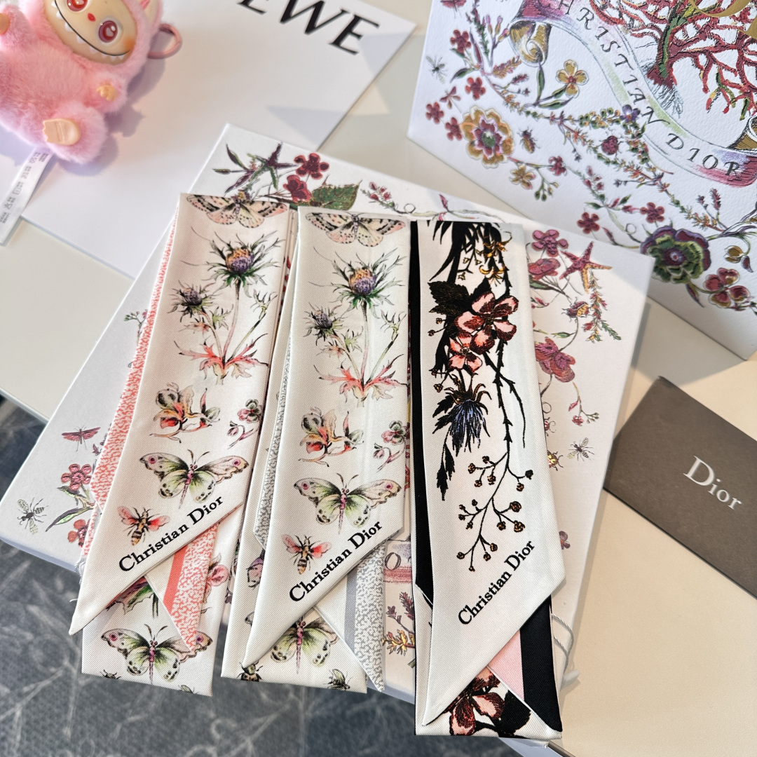 NO:895957,Dior Dior Flower's latest double-layer headband. It really looks better and better and can be used in many ways. It looks good no matter how you match it. Super soft 6100 top imported double-layer silk ribbon scarf, ribbon, streamer, hair bundle, dior, dior, real silk19860909迪奥Dior花卉最新双层束发带.真心的越看越好看而且多way用法,随便怎么搭配都好有腔调.超级柔软6100顶级进口双层真丝小飘带丝巾,飘带,飘带，发束,dior,dior,real silk,accessory