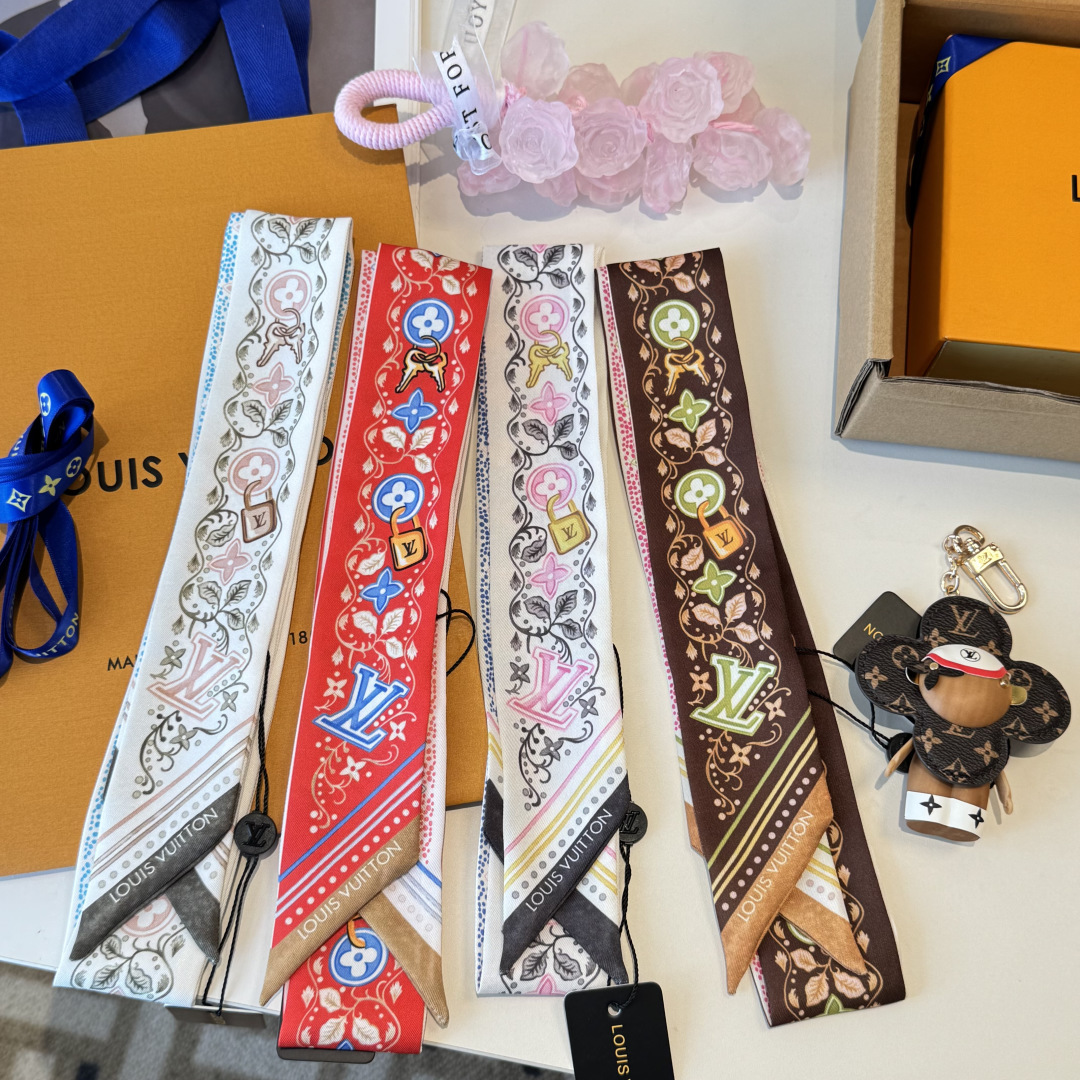 NO:895932,New tiwlly sisters model [Rose][Rose] LV Louis Vuitton series counter headband/ribbon model!  Can be used as a small scarf, tied to hair, tied to a handbag, tied to the wrist for decoration!  Multifunctional, whatever you want to match!  Double-sided twill silk!  Size; 8* silk scarf, ribbon, streamer, hair bundle, louis vuitton, louis vuitton, real silk19860909上新 tiwlly姐妹款[玫瑰][玫瑰]LV路易威登系列专柜束发带/飘带款！可当小围巾,绑头发,绑手袋,绑在手腕装饰！多功能随便你搭配！双面斜纹真丝！尺寸；8*丝巾,飘带,飘带，发束,louis vuitton,louis vuitton,real silk,accessory