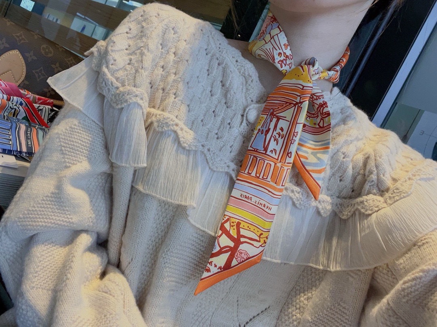 NO:895961,The Hermès [Leisurely Vacation] ribbon pattern depicts three different atmospheres of holiday scenery in a bold and freehand way. The terrace of the cafe, where friends can gather at any time; the oyster farming village in the pine forest is fascinating; the quiet Arcachon Bay is sheltered by the sand dunes, and traditional flat-bottomed boats sail along the coast. It feels like returning to the beach of childhood. Made of top-quality twill silk, ultra-fine printing and very clear handwriting  It is definitely the first choice for gifts and personal use. The ribbon can be wrapped around the neck, wrists, and waist. It can also be matched with your favorite bag to give your bag a brand new look. [Specification 5X86cm, twill silk double-layered double-sided] scarves, streamers, streamers, hair bundles, hermes, real silk19860909爱马仕【悠闲的假期】丝带 图案以大胆的写意方式,描绘了三种不同氛围的假日风景咖啡馆的露台,朋友们可以随时相聚于此；松树林中的牡蛎养殖村令人心驰神往；宁静的阿卡雄湾在沙丘的掩映下,传统的平底船只沿着海岸航行.仿佛回到了童年的海滩.顶级斜纹真丝打造 超精细的印花 字迹非常清晰 绝对是送礼自用的首选丝带既可绕于颈间,亦可缠于腕部、腰部,同样也可以搭配在心爱的包包上,让你的包包焕然一新【规格5X86cm,斜纹真丝双层双面】丝巾,飘带,飘带，发束,hermes,real silk,accessory