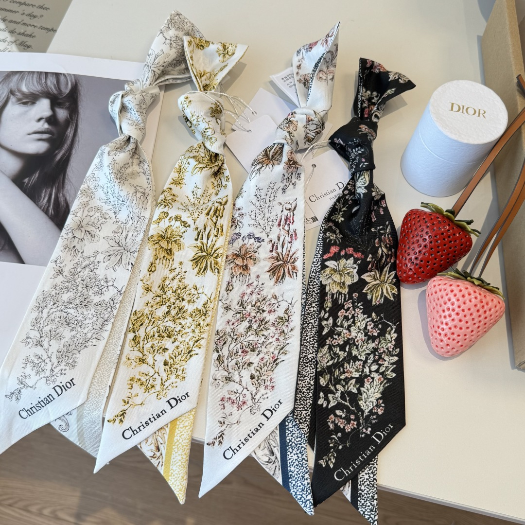 NO:895936,Crafted from white and gold mulberry silk twill, this Mitzah scarf features a multi-coloured Millefiori print by Pietro Ruffo, showcasing delicate flowers in an elegant and colorful style. Classic in style, it has an elongated shape with pointed ends and a Christian Dior signature floral jacquard strip on the back. It can be tied around the neck, wrist or handbag to add the finishing touch to any fashion look, or it can be combined with other Millefiori  Matching items. Multi-color Millefiori print on white and gray fabric. Christian Dior signature floral jacquard strip pattern on the back. Sharp corners at both ends. Mulberry silk. Scarf, ribbon, streamer, hair bundle, dior.19860909这款 Mitzah 丝巾采用白色和金色桑蚕丝斜纹面料精心制作,饰以彼得罗·鲁福 (Pietro Ruffo) 设计的多色 Millefiori 印花,以优雅而缤纷的风格展现精致的花朵.款式经典,造型修长,两端尖角设计,背面饰以 Christian Dior 标志花卉提花条形图案.可系在颈部、手腕或手袋上,为各式时尚造型增添点睛之笔,亦可与其他 Millefiori 单品搭配. 白色和灰色面料多色 Millefiori 印花 背面饰以 Christian Dior 标志花卉提花条形图案 两端尖角设计 桑蚕丝 丝巾,飘带,飘带，发束,dior,accessory