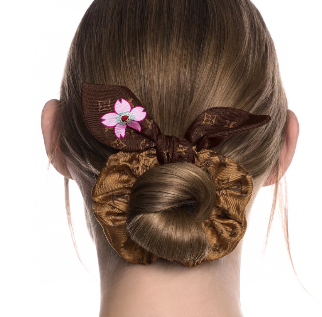 NO:895950,LV Sakura Series Hair Ties | Cute and high-end coexist. These LV hair ties immediately caught my attention. The pink bunny ear style makes a girl’s heart burst into laughter. The presbyopia style has a high-end feel, and the embellishment of cherries and small flowers is super cute~ The material is soft, and it doesn’t tie your hair at all. It can also be used as a bracelet decoration. It’s so versatile!  scarf, ribbon, streamer, hair bundle, louis vuitton, bracelet19860909lv樱花系列发圈 | 可爱与高级感并存 这些LV发圈直接把我拿捏住了 粉粉的兔子耳朵款,少女心爆棚；老花款自带高级感,樱桃、小花花的点缀超可爱～ 材质软软的,扎头发一点都不勒,还能当手链装饰,一物多用太香啦！ 丝巾,飘带,飘带，发束,louis vuitton,bracelet,accessory