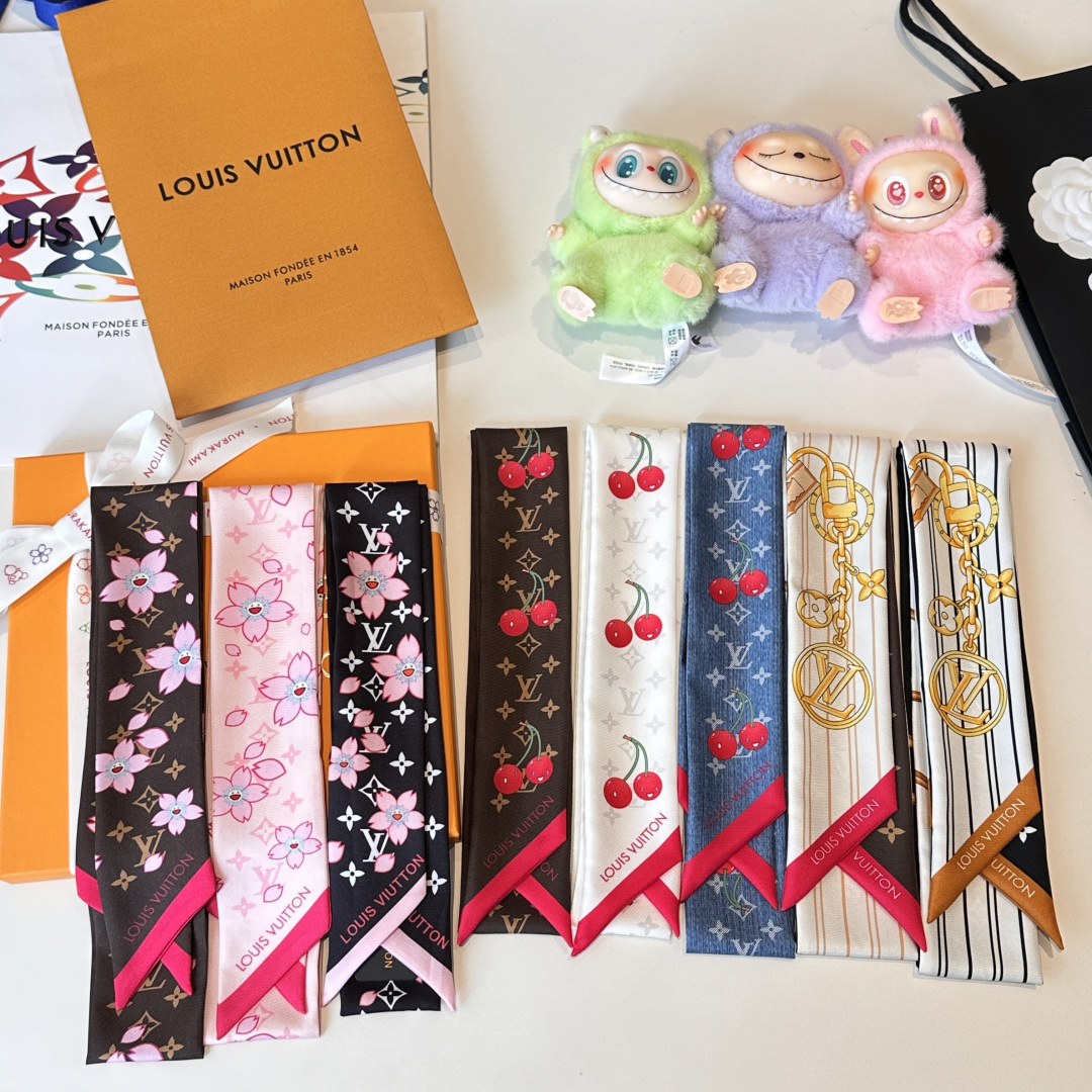 NO:895948,Lv Lujia silk 18mm heavy twill material, long silk scarf twilly headband with pointed cherry blossom smiley face x5cm, a magical headband for tying bags and hair ♀as a bracelet ♀Whether it is paired with a summer skirt or a winter sweater coat, etc. Whether it is an Internet celebrity live broadcast or a Douyin street photo, this headband is everywhere  Some people actually say that if a woman doesn’t have a headband that suits her, it has nothing to do with fashion trends... So have you found your headband? Scarves, streamers, streamers, hair bundles, louis vuitton, louis vuitton, louis vuitton, skirts, sweaters, real silk19860909Lv驴家真丝 18姆米重磅斜纹材质, 长条丝巾twilly束发带 尖角樱花笑脸 x5cm 一条神奇的束发带 绑包包,绑头发 ♀当手环 ♀无论是搭配夏天的裙子还是冬季的毛衣大衣等 无论是网红直播还是抖音街拍,这款束发带都无处不在 竟有人说如果一个女人没有一条适合自己的束发带就与时尚潮流都完全无关了……那么你找到属于你的束发带了吗……丝巾,飘带,飘带，发束,louis vuitton,louis vuitton,louis vuitton,skirts,sweaters,real silk,accessory