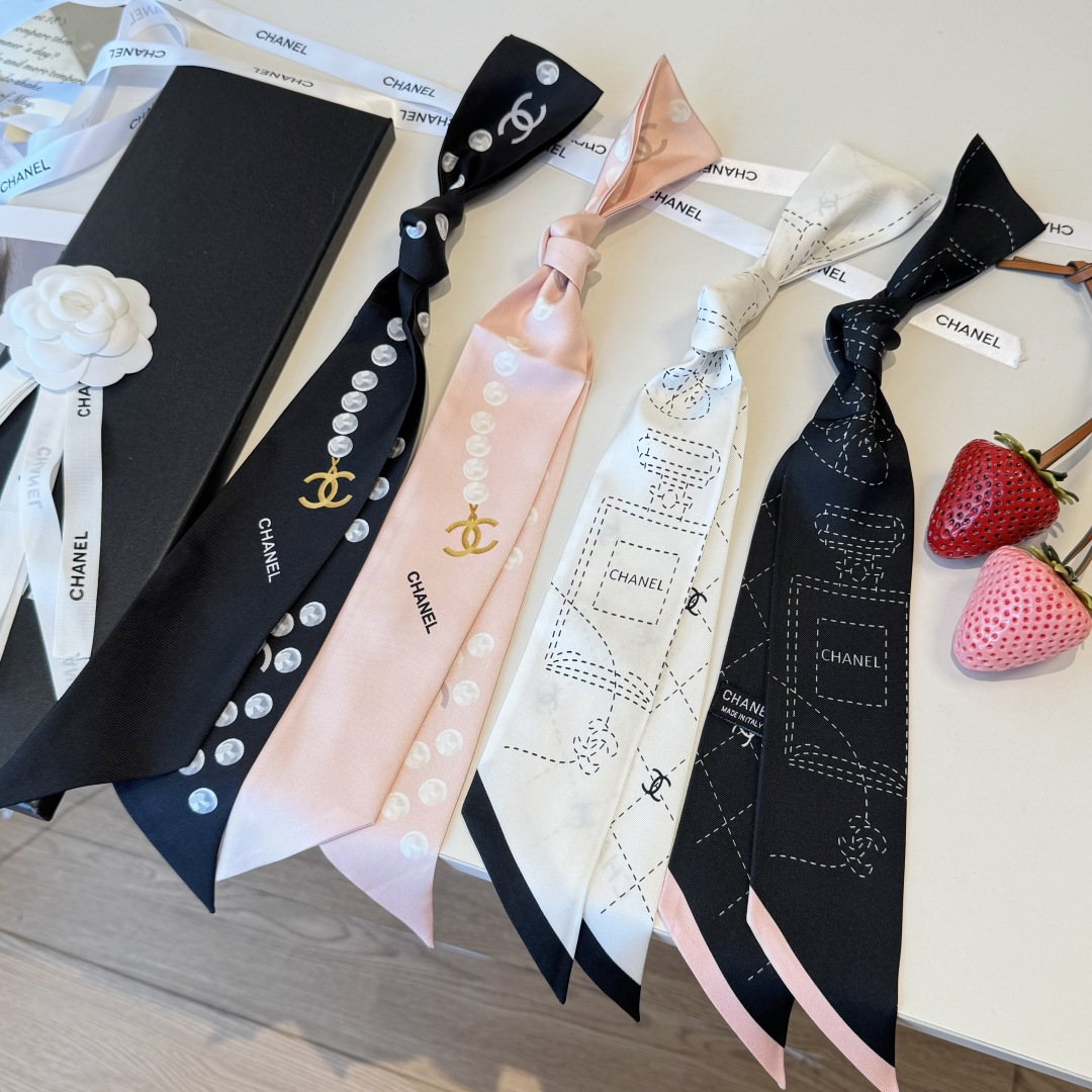 NO:895953,Super beautiful, Xiaoxiang’s latest double-sided Twilly has a big-name aura!  Twill silk has a super luster. As you can see from the picture, it is of extraordinary quality. It is very suitable for giving as a gift and for personal use. It can be wrapped around the neck, around the wrist or waist. It can also be matched with your favorite bag to make your bag look more beautiful. Size 6cm silk scarf, ribbon, streamer, hair bundle, real silk19860909超美 小香最新双面Twilly超有大牌气场！斜纹真丝光泽感超级强 从图中就可以看出来品质非凡送礼自用都超合适的一款既可绕于颈间,亦可缠于腕部、腰部,同样也可以搭配在心爱的包包上,让你的包包焕然, 尺寸6cm丝巾,飘带,飘带，发束,real silk,accessory