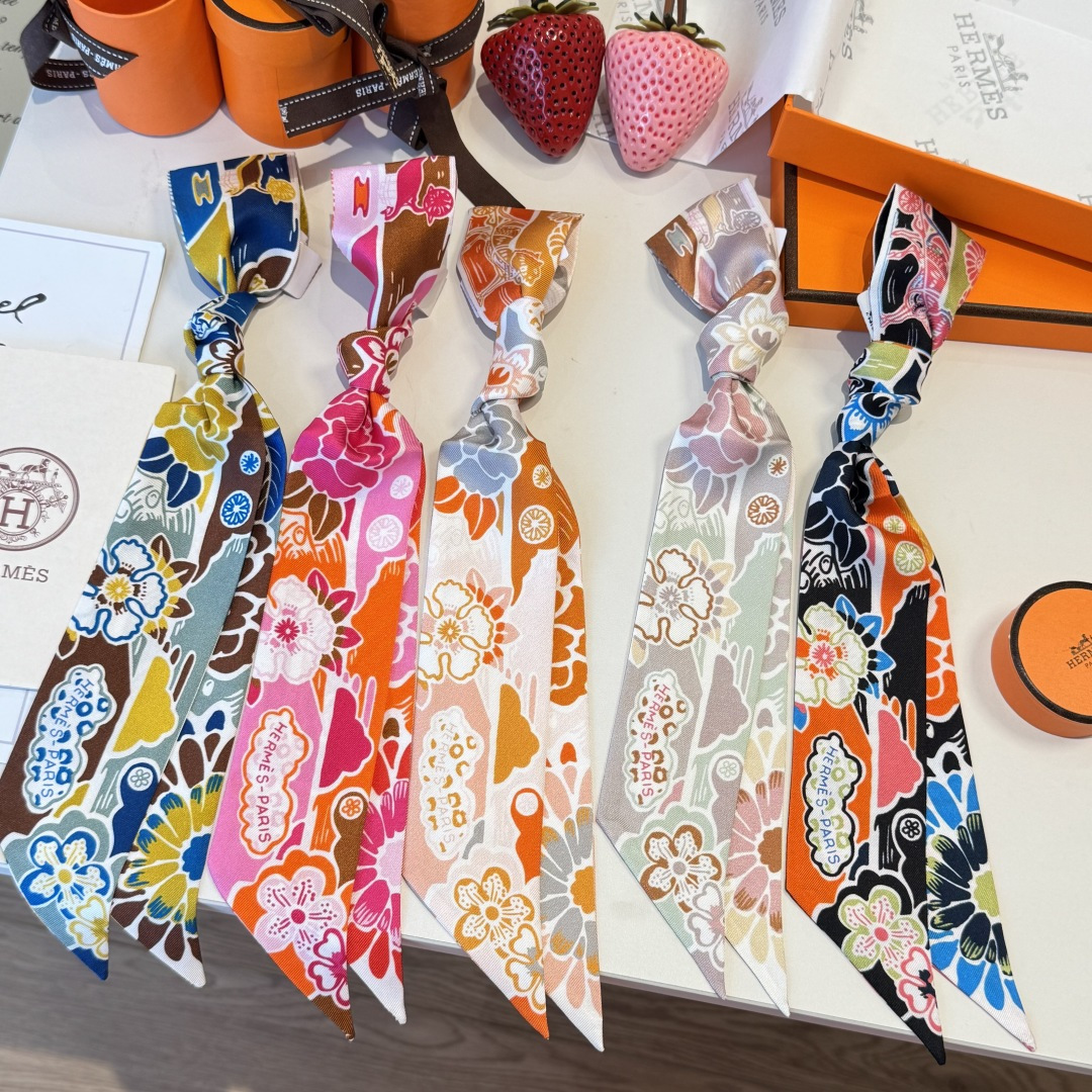 NO:921335,Hermes Double-layered Silk Ribbon [The latest model from cutting-edge counters is a must-have for goddesses. The silk fabric imported from France has a very special touch. It is super multi-purpose scarves, hairbands, bag accessories, belts...and so on. It is very easy to control. It can be used with clothes in summer and bags in winter]. The top-quality silk has a strong luster and is extremely exquisite. This one is really a must-buy [Silk Double-layered Double-Sided]. Scarves, streamers, hair bundles, hermes, real silk19860909Hermes双层真丝飘带【尖端专柜最最新款来袭女神必入 法国进口真丝面料非常特别的触感 超多用途领巾、发带、包包配饰、腰带.....等等等等,超好驾驭 夏季配衣服 冬季配包包】顶级真丝光泽感超级强 精美无比 ,这款真的是一定要入手的【真丝双层双面】.丝巾,飘带，发束,hermes,real silk,accessory