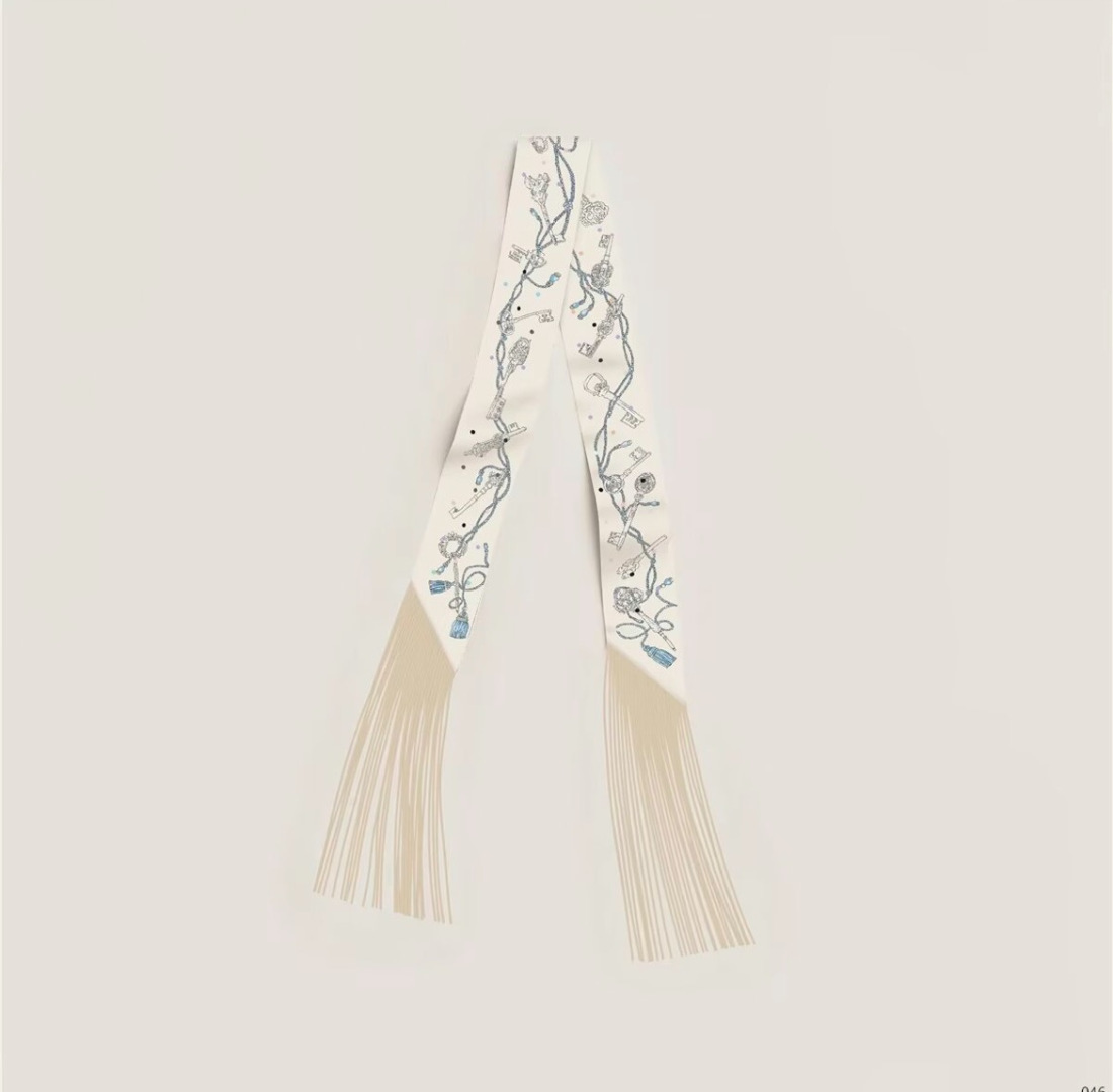 NO:921342,H family's new silk scarf, Hermès headband, double-sided and double-style!  Made of top-grade twill silk, the ultra-fine printing is very clear. It is definitely the first choice for gifts and personal use. The ribbon can be wrapped around the neck, wrists, and waist. It can also be matched with your favorite bag to give your bag a new look. Silk scarves, streamers, hair bundles, hermes, real silk19860909H家新款丝巾,爱马仕束发带 双面双款！顶级斜纹真丝打造 超精细的印花非常清晰 绝对是送礼自用的首选丝带既可绕于颈间,亦可缠于腕部、腰部,同样也可以搭配在心爱的包包上,让你的包包焕然一新丝巾,飘带，发束,hermes,real silk,accessory