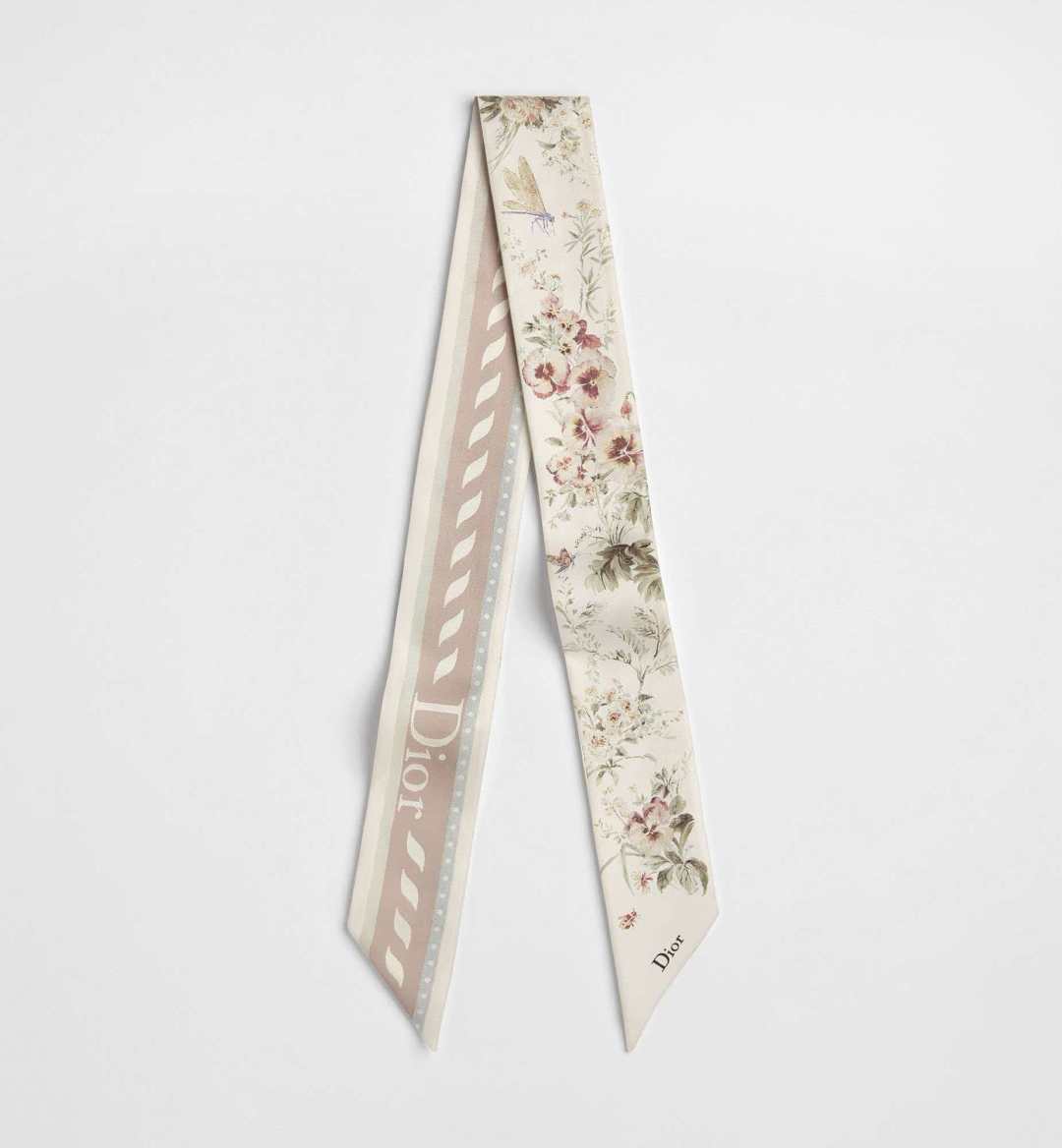 NO:921359,Dior floral silk scarf is made of high-quality silk, which is smooth and delicate to the touch, and full of luster. The white background color is paired with red flowers and brand logo, creating a French elegant atmosphere!  Moderate size, can be used as a scarf, headband or bag decoration, easily improving the sophistication of the style. 6100 silk scarves, ribbons, hair bundles, dior19860909Dior花卉丝巾,采用高品质丝绸,触感柔滑细腻,光泽感满满.白色底色搭配红色花卉和品牌标志,法式优雅氛围拉满！尺寸适中,可做颈巾、发带或包包装饰,轻松提升造型精致度.6100丝巾,飘带，发束,dior,accessory