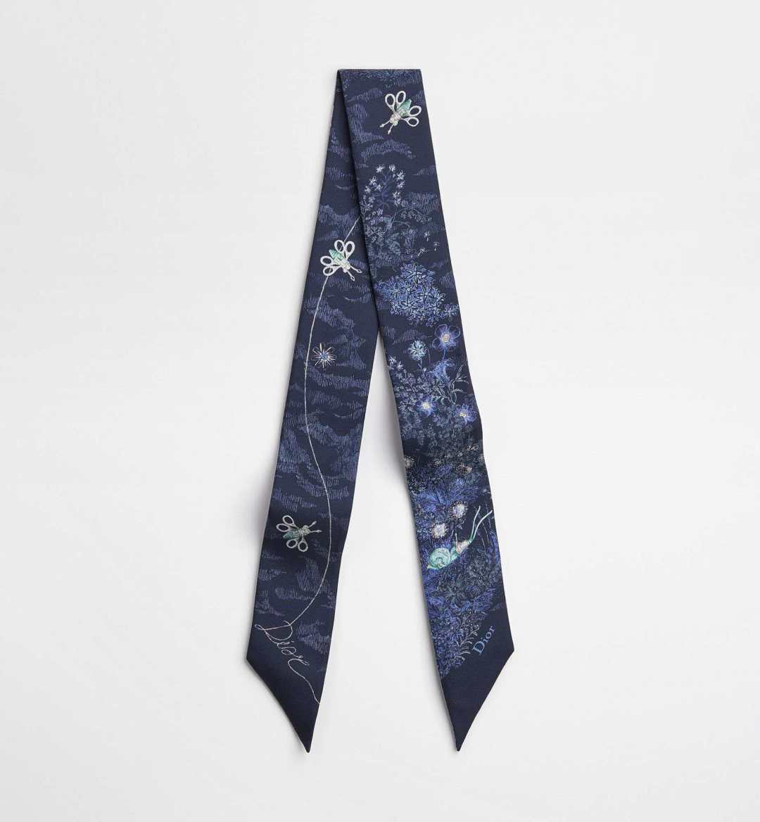 NO:921367,Dior silk scarves are made of high-quality silk, which is smooth and delicate to the touch and full of luster. The white background color is paired with red flowers and brand logo, giving it a French elegant atmosphere!  Moderate size, can be used as a scarf, headband or bag decoration, easily improving the sophistication of the style. 6100 silk scarves, ribbons, hair bundles, dior19860909Dior丝巾,采用高品质丝绸,触感柔滑细腻,光泽感满满.白色底色搭配红色花卉和品牌标志,法式优雅氛围拉满！尺寸适中,可做颈巾、发带或包包装饰,轻松提升造型精致度.6100丝巾,飘带，发束,dior,accessory