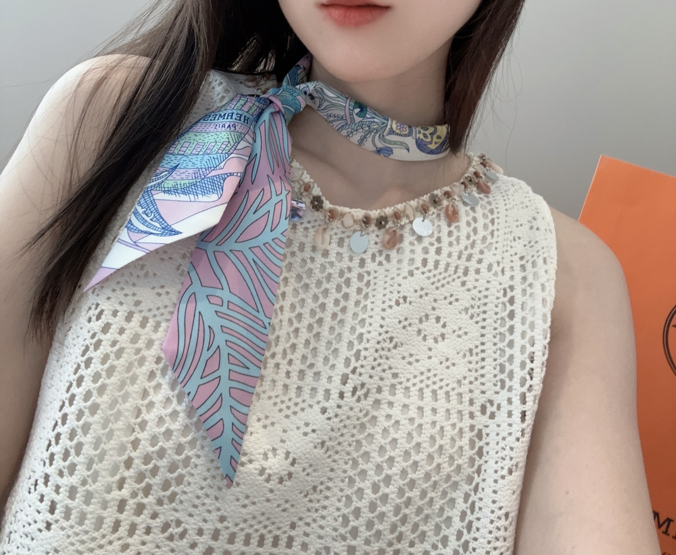 NO:921372,H family's new silk scarf, Dance of the Female Knight, heavy silk twill, Hermès headband, double-sided and double styles!  Made of top-grade twill silk. The ultra-fine printing is very clear. It is definitely the first choice for gifts. The ribbon can be wrapped around the neck, wrists, and waist. It can also be matched with your favorite bag to give your bag a brand new look. [Specification 5X86cm, twill silk double-layered and double-sided] scarves, streamers, hair bundles, hermes, real silk19860909H家新款丝巾,女骑士之舞 重磅真丝斜纹绸,爱马仕束发带 双面双款！顶级斜纹真丝打造 超精细的印花非常清晰 绝对是送礼自用的首选丝带既可绕于颈间,亦可缠于腕部、腰部,同样也可以搭配在心爱的包包上,让你的包包焕然一新【规格5X86cm,斜纹真丝双层双面】丝巾,飘带，发束,hermes,real silk,accessory