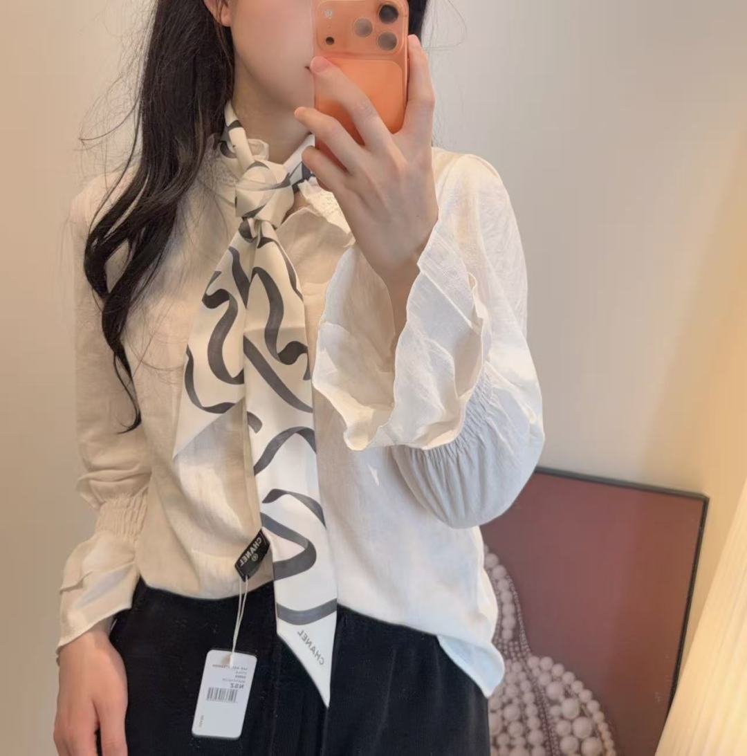 NO:921377,The latest Xiaohongshu, the same style at the counter!  Chanel headband/ribbon style!  Can be used as a small scarf, tied to hair, tied to a handbag, tied to the wrist for decoration!  Multifunctional, whatever you want to match!  Double-sided twill silk!  Specification 6*!  scarves, ribbons, hair bundles, chanel, real silk19860909最新小红书 专柜同款！香奈儿束发带/飘带款！可当小围巾,绑头发,绑手袋,绑在手腕装饰！多功能随便你搭配！双面斜纹真丝！规格6*！丝巾,飘带，发束,chanel,real silk,accessory