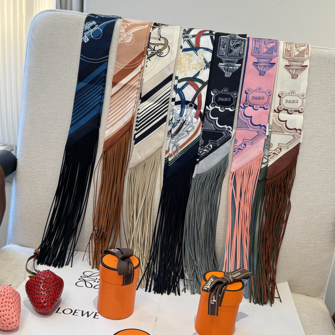 NO:921382,H family's new silk scarf, Hermès headband, double-sided and double-style!  Made of top-grade twill silk, the ultra-fine printing is very clear. It is definitely the first choice for gifts and personal use. The ribbon can be wrapped around the neck, wrists, and waist. It can also be matched with your favorite bag to give your bag a new look. Silk scarves, streamers, hair bundles, hermes, real silk19860909H家新款丝巾,爱马仕束发带 双面双款！顶级斜纹真丝打造 超精细的印花非常清晰 绝对是送礼自用的首选丝带既可绕于颈间,亦可缠于腕部、腰部,同样也可以搭配在心爱的包包上,让你的包包焕然一新丝巾,飘带，发束,hermes,real silk,accessory
