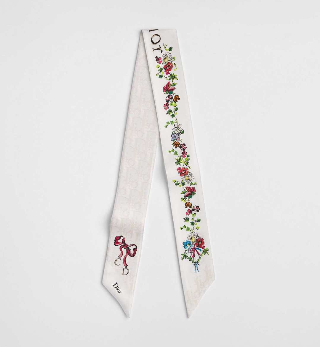 NO:921387,Dior floral silk scarf is made of high-quality silk, which is smooth and delicate to the touch, and full of luster. The white background color is paired with red flowers and brand logo, creating a French elegant atmosphere!  Moderate size, can be used as a scarf, headband or bag decoration, easily improving the sophistication of the style. 6100 silk scarves, ribbons, hair bundles, dior19860909Dior花卉丝巾,采用高品质丝绸,触感柔滑细腻,光泽感满满.白色底色搭配红色花卉和品牌标志,法式优雅氛围拉满！尺寸适中,可做颈巾、发带或包包装饰,轻松提升造型精致度.6100丝巾,飘带，发束,dior,accessory