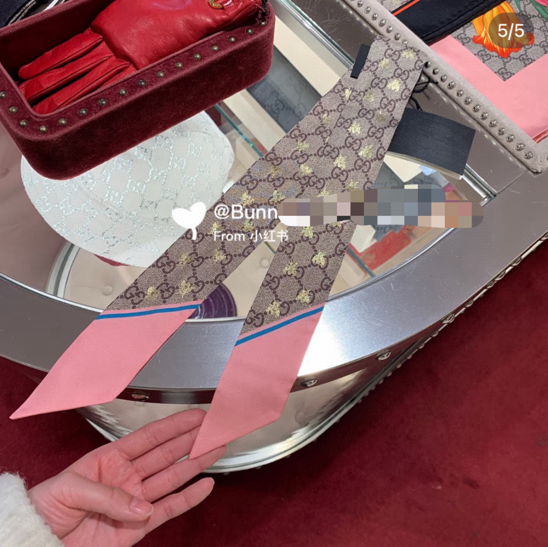 NO:921392,Gucci bee GG small ribbon, the main double-layer silk hair tie. Come to the VIP counter to recommend real fashion items to pay tribute to the classics. It can be used as a scarf or a hairband, or can be tied to the handle of a bag. Top-quality imported double-layer silk ribbon 5*90cm scarf, ribbon, hair bundle, gucci, real silk19860909古奇Gucci蜜蜂GG小飘带,主打的双层真丝发束带.混专的柜来VIP推荐真正的尚时单品,向典经致敬.可作围为巾或发带使用,亦可系于包手袋柄中.顶级进口双真层丝小飘带5*90cm丝巾,飘带，发束,gucci,real silk,accessory