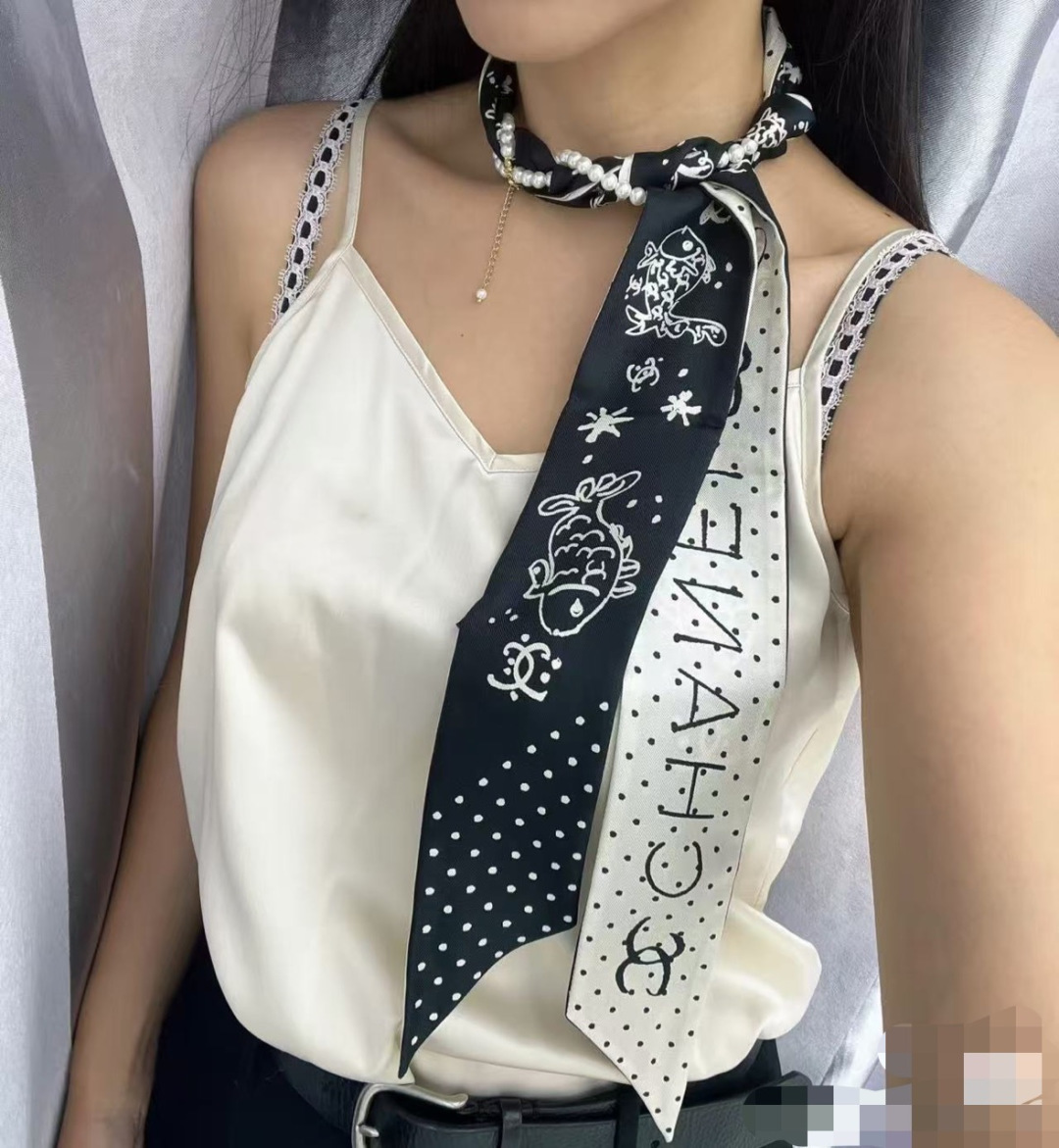 NO:921356,The Chanel Twilly scarf is here. It is a real cutie. I have three scarves in my hands and close my eyes. I don’t stop. I have never seen such a beautiful twilly in a long time. It is really fragrant and a must-have artifact for concave shapes. There are not many. It will not always be available. It is highly practical for tying hair, bags, etc... Unique, rather than anything. Material: twill silk. Size/6cm scarf, streamers, hair bundles, chanel, real silk.19860909香奈儿Twilly小丝巾来了 名副其实的小可爱, 人手三条闭眼收,我都不拦着 N久都没有见过这么好看的twilly 真的是真香本香了,凹造型必备神器 数量不是很多.也不会一直有 实用率贼高,绑头发,绑包包,等等等等… 独一无二,宁缺毋 材质:斜纹真丝 尺寸/6cm丝巾,飘带，发束,chanel,real silk,accessory