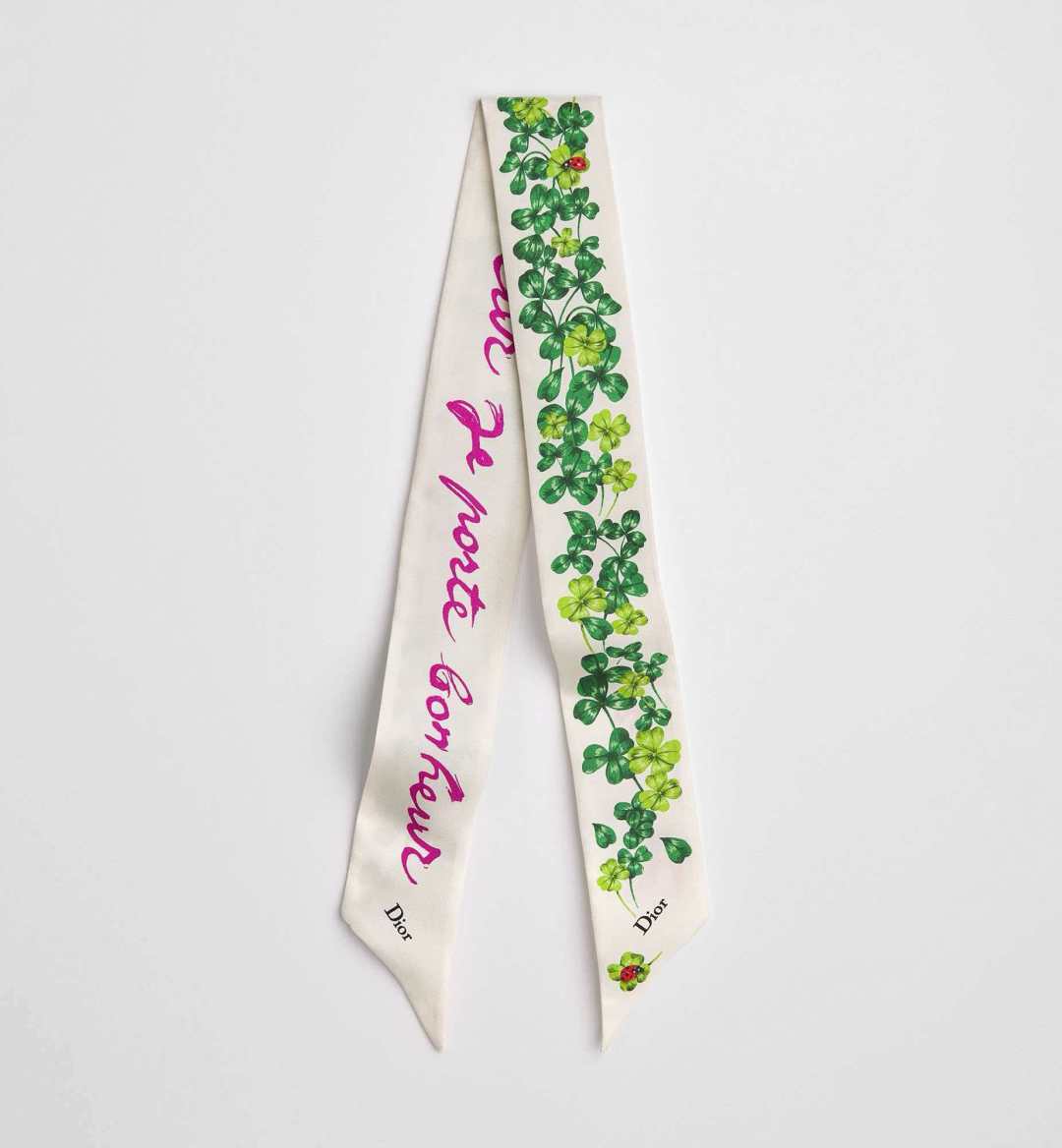 NO:921285,Dior floral silk scarf is made of high-quality silk, which is smooth and delicate to the touch, and full of luster. The white background color is paired with red flowers and brand logo, creating a French elegant atmosphere!  Moderate size, can be used as a scarf, headband or bag decoration, easily improving the sophistication of the style. 6100 silk scarves, ribbons, hair bundles, dior19860909Dior花卉丝巾,采用高品质丝绸,触感柔滑细腻,光泽感满满.白色底色搭配红色花卉和品牌标志,法式优雅氛围拉满！尺寸适中,可做颈巾、发带或包包装饰,轻松提升造型精致度.6100丝巾,飘带，发束,dior,accessory