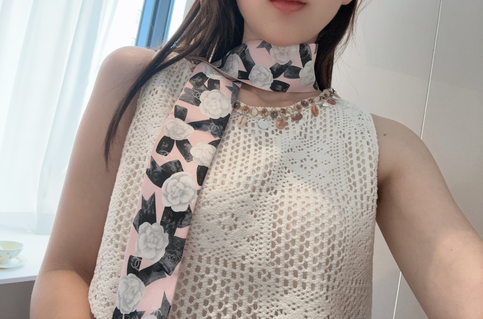 NO:921297,Chanel 25A-twilly new camellia headband wraps around the wrist with Chanel's iconic camellia, allowing the softness of the scarf to collide with the coldness of the metal, interpreting the Parisian style of both strength and softness. A camellia flower, a strand of silk satin, entwined into poetry in the wind. Chanel Twilly, elegance blooming in every detail.  Smart accessories that can be worn - the finishing touch on the bag handle, the romantic embellishment in the hair, or a touch of gentleness on the collar of the suit. Scarves, ribbons, hair bundles, chanel, business suit19860909香奈儿25A-twilly 新款山茶花发带 以香奈儿标志性山茶花缠绕腕间,让丝巾的柔美与金属的冷冽碰撞,诠释刚柔并济的巴黎格调. 一朵山茶,一缕丝缎,缠绕成风中的诗.香奈儿Twilly,细节处盛放的优雅. 可系可戴的灵动配饰——包柄上的点睛之笔、发间的浪漫点缀,或是西装领口的一抹温柔. 丝巾,飘带，发束,chanel,business suit,accessory