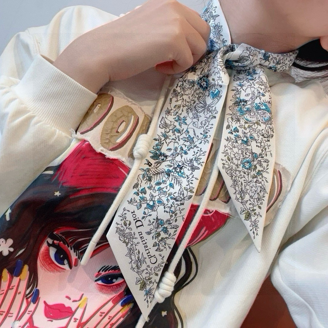 NO:921301,Crafted from white mulberry silk twill, this Mitzah scarf is embellished with the pastel pink Butterfly Around The World pattern by Pietro Ruffo, highlighting the collection's classic butterfly theme. It is a classic silhouette with an elongated shape, tapered ends and a contrasting Christian Dior signature jacquard strip pattern on the back. It can be worn with a variety of looks, whether tied around the neck, wrist or bag, it is the ideal finishing touch and can be combined with other Butterfly  Pair Around The World separates to create matching looks. White fabric with light pink Butterfly Around The World pattern. Contrasting Christian Dior signature jacquard strip pattern on the back. Sharp corners at both ends. Mulberry silk. Made in Italy. Scarves, streamers, hair bundles, dior19860909这款 Mitzah 丝巾采用白色桑蚕丝斜纹面料精心制作,饰以彼得罗·鲁福 (Pietro Ruffo) 设计的淡粉色 Butterfly Around The World 图案,突显该系列经典的蝴蝶主题.款式经典,造型修长,两端尖角设计,背面饰以对比鲜明的 Christian Dior 标志提花条形图案.可与各种时尚造型搭配,无论系在颈部、手腕或手袋上,都是理想的点睛之笔,可与其他 Butterfly Around The World 单品搭配,打造配套造型. 白色面料淡粉色 Butterfly Around The World 图案 背面饰以对比鲜明的 Christian Dior 标志提花条形图案 两端尖角设计 桑蚕丝 意大利制造 丝巾,飘带，发束,dior,accessory
