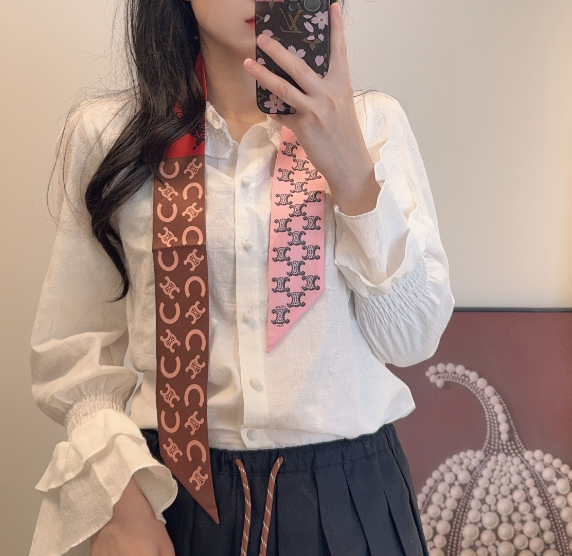NO:921310,The little silk scarf is here, the 2026 new twill is a veritable cutie, I have three twills in my hand and close my eyes, I don’t want to stop it. I haven’t seen such a beautiful twill in a long time. It is really fragrant and a must-have tool for concave shapes. The quantity is not many. It will not always be available. It is very practical for tying hair, tying bags, etc... Unique, rather than anything. Material: twill silk. Size 110/6cm silk scarf, streamers, hair bundles, real silk.19860909小丝巾来了,2026新款twill 名副其实的小可爱, 人手三条闭眼收,我都不拦着 N久都没有见过这么好看的twill 真的是真香本香了,凹造型必备神器 数量不是很多.也不会一直有 实用率贼高,绑头发,绑包包,等等等等… 独一无二,宁缺毋 材质:斜纹真丝 尺寸110/6cm丝巾,飘带，发束,real silk,accessory