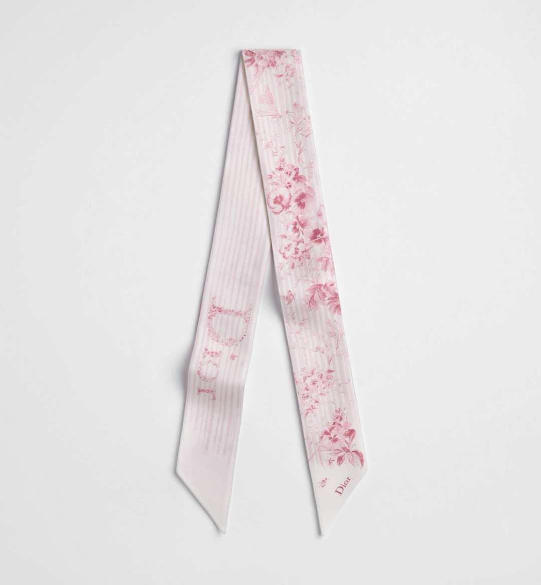 NO:921320,Dior 26's new silk scarf is made of mulberry silk, with a smooth and light texture and a super comfortable touch. The white background color is matched with colorful bows and the word 'Dior', which is lively and elegant, and is perfect for matching in many scenes!  The silk scarf is of moderate length and can be easily used as a bag, wrist decoration or scarf. 6100 silk scarves, ribbons, hair bundles, dior, dior, real silk19860909迪奥26新款真丝丝巾,采用桑蚕丝,质地柔滑轻盈,触感超舒适.白色底色搭配多彩蝴蝶结和“Dior”字样,活泼又优雅,超适合多场景搭配！丝巾长度适中,绑包、手腕装饰、领巾都能轻松驾驭.6100 丝巾,飘带，发束,dior,dior,real silk,accessory