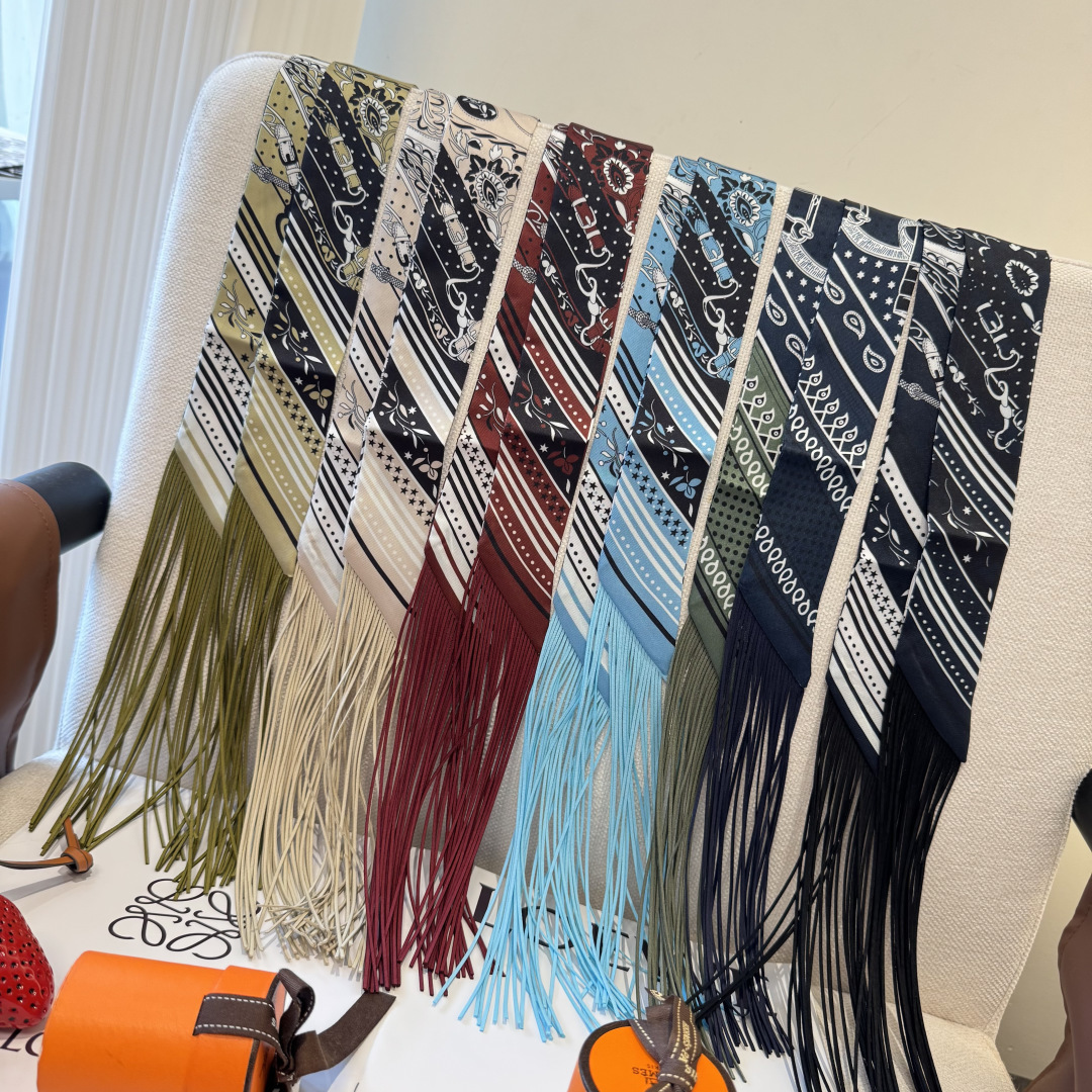 NO:921324,H family's new silk scarf, Hermès headband, double-sided and double-style!  Made of top-grade twill silk, the ultra-fine printing is very clear. It is definitely the first choice for gifts and personal use. The ribbon can be wrapped around the neck, wrists, and waist. It can also be matched with your favorite bag to give your bag a new look. Silk scarves, streamers, hair bundles, hermes, real silk19860909H家新款丝巾,爱马仕束发带 双面双款！顶级斜纹真丝打造 超精细的印花非常清晰 绝对是送礼自用的首选丝带既可绕于颈间,亦可缠于腕部、腰部,同样也可以搭配在心爱的包包上,让你的包包焕然一新丝巾,飘带，发束,hermes,real silk,accessory