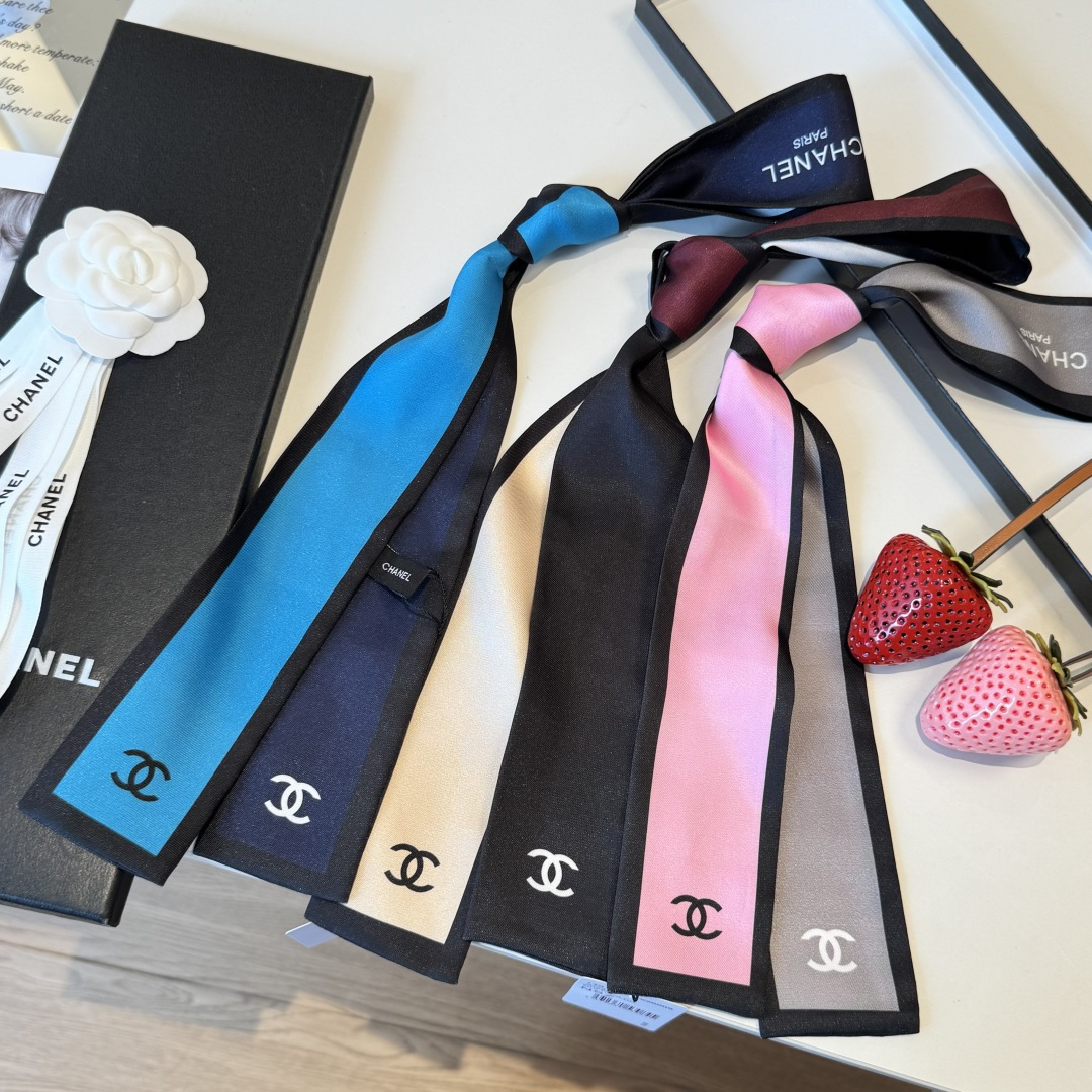 NO:921353,The Chanel Twilly scarf is here. It is a real cutie. I have three scarves in my hands and close my eyes. I don’t stop. I have never seen such a beautiful twilly in a long time. It is really fragrant and a must-have artifact for concave shapes. There are not many. It will not always be available. It is highly practical for tying hair, bags, etc... Unique, rather than anything. Material: twill silk. Size/6cm scarf, streamers, hair bundles, chanel, real silk.19860909香奈儿Twilly小丝巾来了 名副其实的小可爱, 人手三条闭眼收,我都不拦着 N久都没有见过这么好看的twilly 真的是真香本香了,凹造型必备神器 数量不是很多.也不会一直有 实用率贼高,绑头发,绑包包,等等等等… 独一无二,宁缺毋 材质:斜纹真丝 尺寸/6cm丝巾,飘带，发束,chanel,real silk,accessory