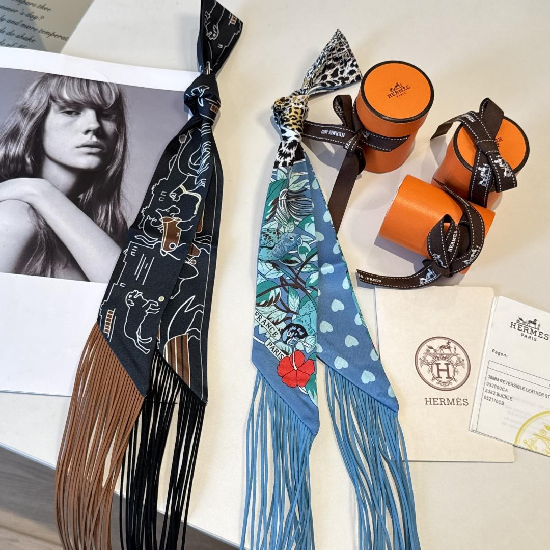 NO:921383,Bearded tassel streamer, HERMES new Twilly, made of top-quality twill silk, ultra-fine printing, very clear writing, specifications 5X130cm 'with beard', twill silk double-layer double-sided streamer] scarf, streamer, hair bundle, hermes, real silk19860909带须流苏飘带,HERMES新款Twilly,顶级斜纹真丝打造 超精细的印花 字迹非常清晰 规格5X130cm《含须》,斜纹真丝双层双面飘带】丝巾,飘带，发束,hermes,real silk,accessory