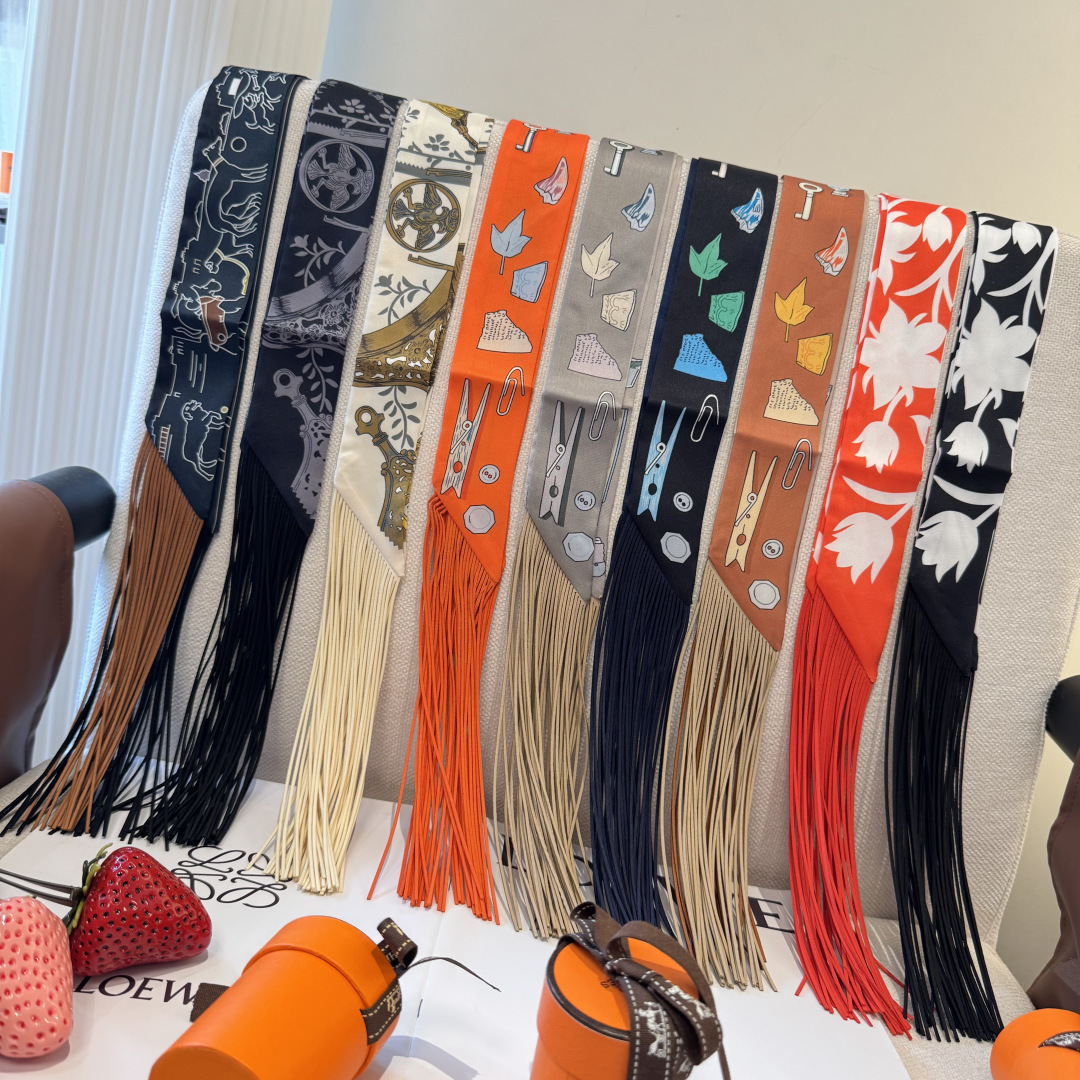 NO:921368,Bearded tassel streamer, HERMES new Twilly, made of top-quality twill silk, ultra-fine printing, very clear writing, specifications 5X130cm 'with beard', twill silk double-layer double-sided streamer] scarf, streamer, hair bundle, hermes, real silk19860909带须流苏飘带,HERMES新款Twilly,顶级斜纹真丝打造 超精细的印花 字迹非常清晰 规格5X130cm《含须》,斜纹真丝双层双面飘带】丝巾,飘带，发束,hermes,real silk,accessory