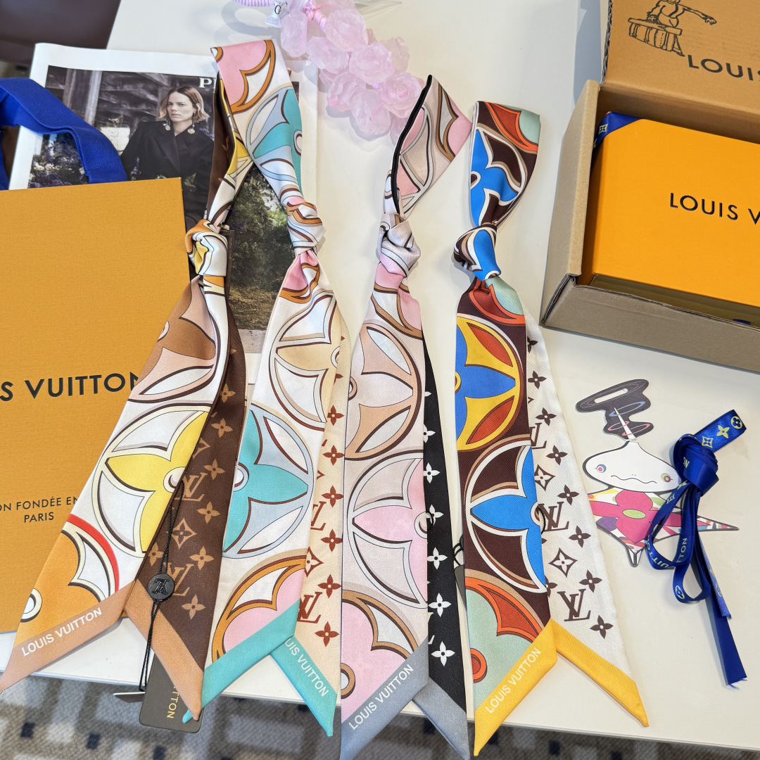 NO:921321,New tiwlly sisters model [Rose][Rose] LV Louis Vuitton series counter headband/ribbon model!  Can be used as a small scarf, tied to hair, tied to a handbag, tied to the wrist for decoration!  Multifunctional, whatever you want to match!  Double-sided twill silk!  Size; 8* silk scarf, ribbon, hair bundle, louis vuitton, louis vuitton, real silk19860909上新 tiwlly姐妹款[玫瑰][玫瑰]LV路易威登系列专柜束发带/飘带款！可当小围巾,绑头发,绑手袋,绑在手腕装饰！多功能随便你搭配！双面斜纹真丝！尺寸；8*丝巾,飘带，发束,louis vuitton,louis vuitton,real silk,accessory