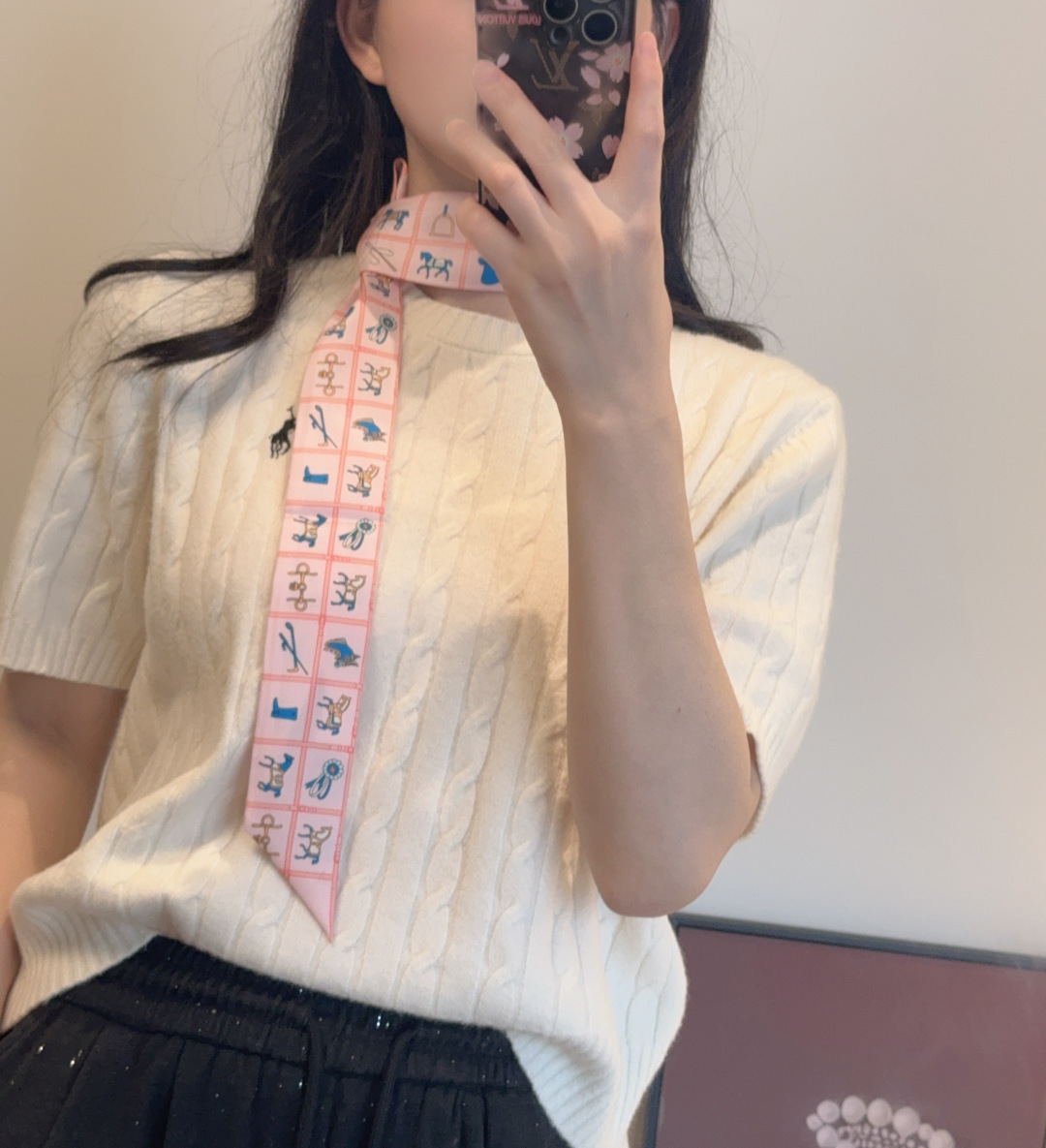 NO:921327,H family's new silk scarf, horse's approval, Hermès' new Twilly, made of top-grade twill silk, ultra-fine printing, very clear handwriting, size 5X86cm, twill silk double-layered double-sided scarf, ribbon, hair bundle, hermes, real silk19860909H家丝巾上新,骏马的批挂 爱马仕新款Twilly,顶级斜纹真丝打造 超精细的印花 字迹非常清晰 规格5X86cm,斜纹真丝双层双面丝巾,飘带，发束,hermes,real silk,accessory
