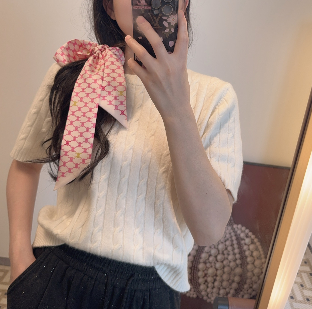 NO:921388,Dior Dior Flower's latest double-layer headband. It really looks better the more you look at it, and it can be used in many ways. It looks stylish no matter how you match it. Super soft 6100 top imported double-layer silk ribbon scarf, ribbon, hair bundle, dior, dior, real silk19860909迪奥Dior花卉最新双层束发带.真心的越看越好看而且多way用法,随便怎么搭配都好有腔调.超级柔软6100顶级进口双层真丝小飘带丝巾,飘带，发束,dior,dior,real silk,accessory