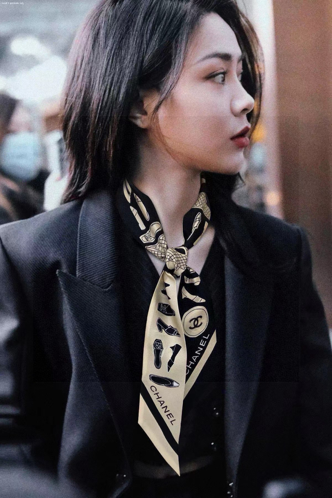NO:921332,The latest Xiaohongshu, the same style at the counter!  Chanel headband/ribbon style!  Can be used as a small scarf, tied to hair, tied to a handbag, tied to the wrist for decoration!  Multifunctional, whatever you want to match!  Double-sided twill silk!  Specification 6*!  scarves, ribbons, hair bundles, chanel, real silk19860909最新小红书 专柜同款！香奈儿束发带/飘带款！可当小围巾,绑头发,绑手袋,绑在手腕装饰！多功能随便你搭配！双面斜纹真丝！规格6*！丝巾,飘带，发束,chanel,real silk,accessory