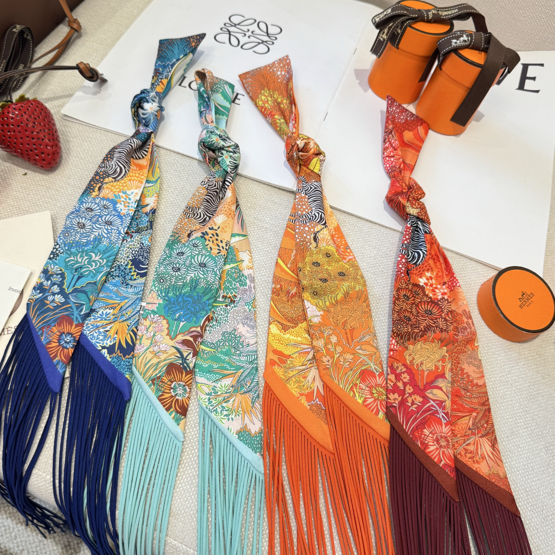 NO:921336,H family's new silk scarf, Hermès headband, double-sided and double-style!  Made of top-grade twill silk, the ultra-fine printing is very clear. It is definitely the first choice for gifts and personal use. The ribbon can be wrapped around the neck, wrists, and waist. It can also be matched with your favorite bag to give your bag a new look. Silk scarves, streamers, hair bundles, hermes, real silk19860909H家新款丝巾,爱马仕束发带 双面双款！顶级斜纹真丝打造 超精细的印花非常清晰 绝对是送礼自用的首选丝带既可绕于颈间,亦可缠于腕部、腰部,同样也可以搭配在心爱的包包上,让你的包包焕然一新丝巾,飘带，发束,hermes,real silk,accessory