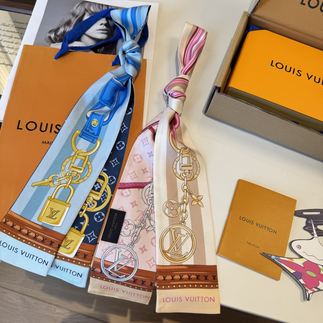 NO:921403,The latest counter model is exclusive and quality guaranteed. The LV multi-functional small ribbon can be used as a hair tie, wristband, belt, bag strap, etc... It is very practical. These days, I am embarrassed to take out my bag without a twilly small ribbon [laughing] How popular are these small ribbons recently? Just look at the street photos. We have so many styles, there is always one that suits you!  Silk twill scarf, ribbon, hair bundle, louis vuitton, real silk19860909最新专柜款独家现货 品质保证 LV多功能小丝带 可以当束发带、腕带、腰带、包带等…特别实用 这年头没有一条twilly小丝带都不好意思拿包出门[偷笑]最近小丝带多热门看看街拍就知道 我们家这么多款式总有一款适合你！真丝斜纹丝巾,飘带，发束,louis vuitton,real silk,accessory