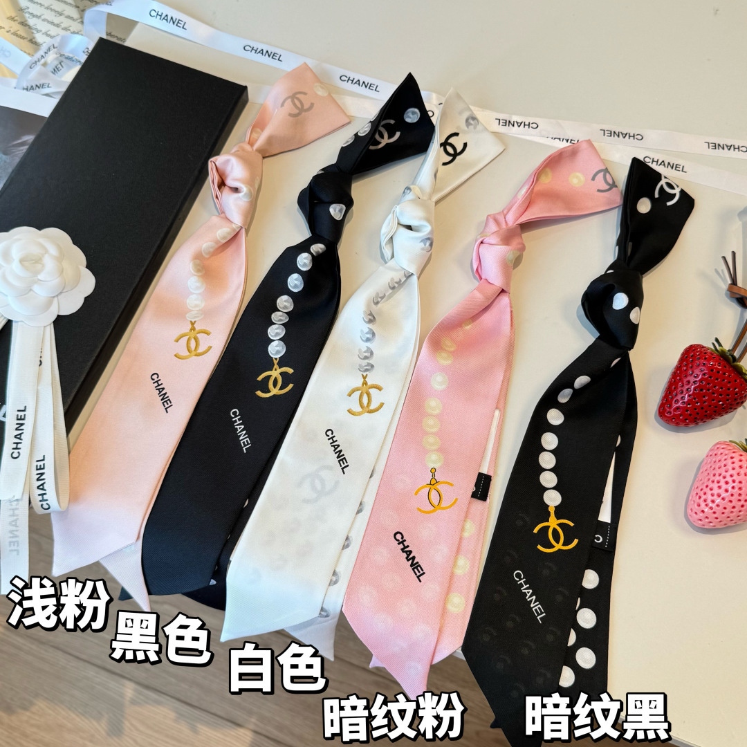 NO:921350,Little Pearl Same style as the counter!  Chanel headband/ribbon style!  Can be used as a small scarf, tied to hair, tied to a handbag, tied to the wrist for decoration!  Multifunctional, whatever you want to match!  Double-sided twill silk!  Specification 6*!  scarves, ribbons, hair bundles, chanel, real silk19860909小珍珠 专柜同款！香奈儿束发带/飘带款！可当小围巾,绑头发,绑手袋,绑在手腕装饰！多功能随便你搭配！双面斜纹真丝！规格6*！丝巾,飘带，发束,chanel,real silk,accessory