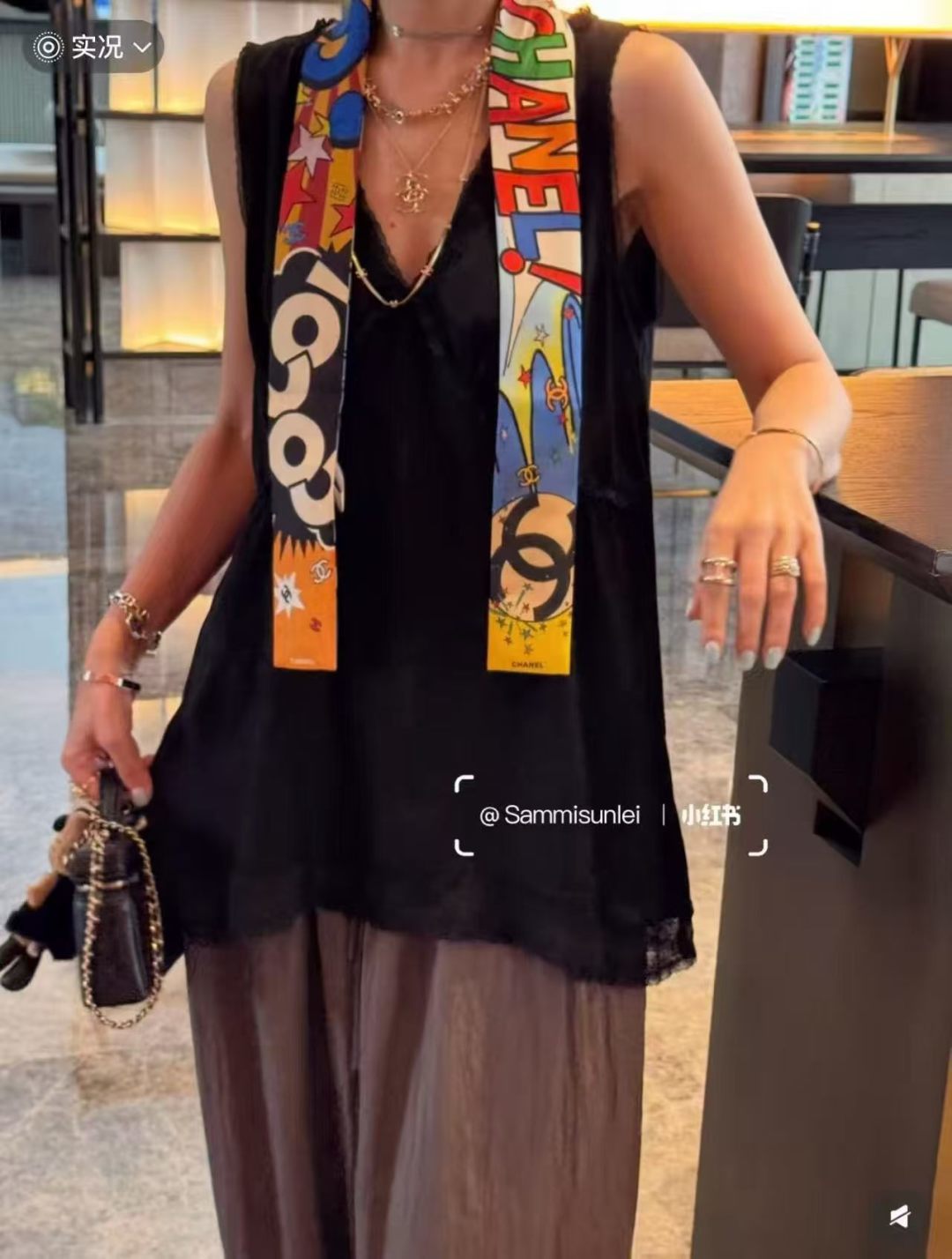 NO:921352,The twill little scarf is here, the square-angle comic coco, a real cutie, with three hands and closed eyes, I don't stop it. I haven't seen such a beautiful twill in a long time. It is really fragrant and a must-have artifact for concave shapes. There are not many. It will not always be available. It has a high practicality, can be used to tie hair, bags, etc... Unique, rather than anything. Material: twill silk. Size/6cm scarf, streamer, hair bundle, real silk19860909twill小丝巾来了,平角漫画coco, 名副其实的小可爱, 人手三条闭眼收,我都不拦着 N久都没有见过这么好看的twill 真的是真香本香了,凹造型必备神器 数量不是很多.也不会一直有 实用率贼高,绑头发,绑包包,等等等等… 独一无二,宁缺毋 材质:斜纹真丝 尺寸/6cm丝巾,飘带，发束,real silk,accessory