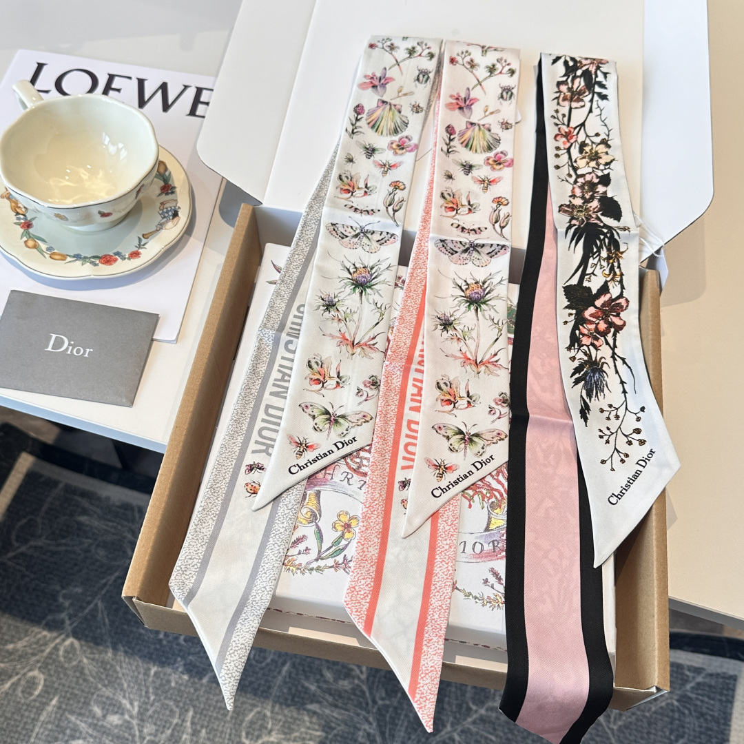 NO:921422,Dior Dior Flower's latest double-layer headband. It really looks better the more you look at it, and it can be used in many ways. It looks stylish no matter how you match it. Super soft 6100 top imported double-layer silk ribbon scarf, ribbon, hair bundle, dior, dior, real silk19860909迪奥Dior花卉最新双层束发带.真心的越看越好看而且多way用法,随便怎么搭配都好有腔调.超级柔软6100顶级进口双层真丝小飘带丝巾,飘带，发束,dior,dior,real silk,accessory