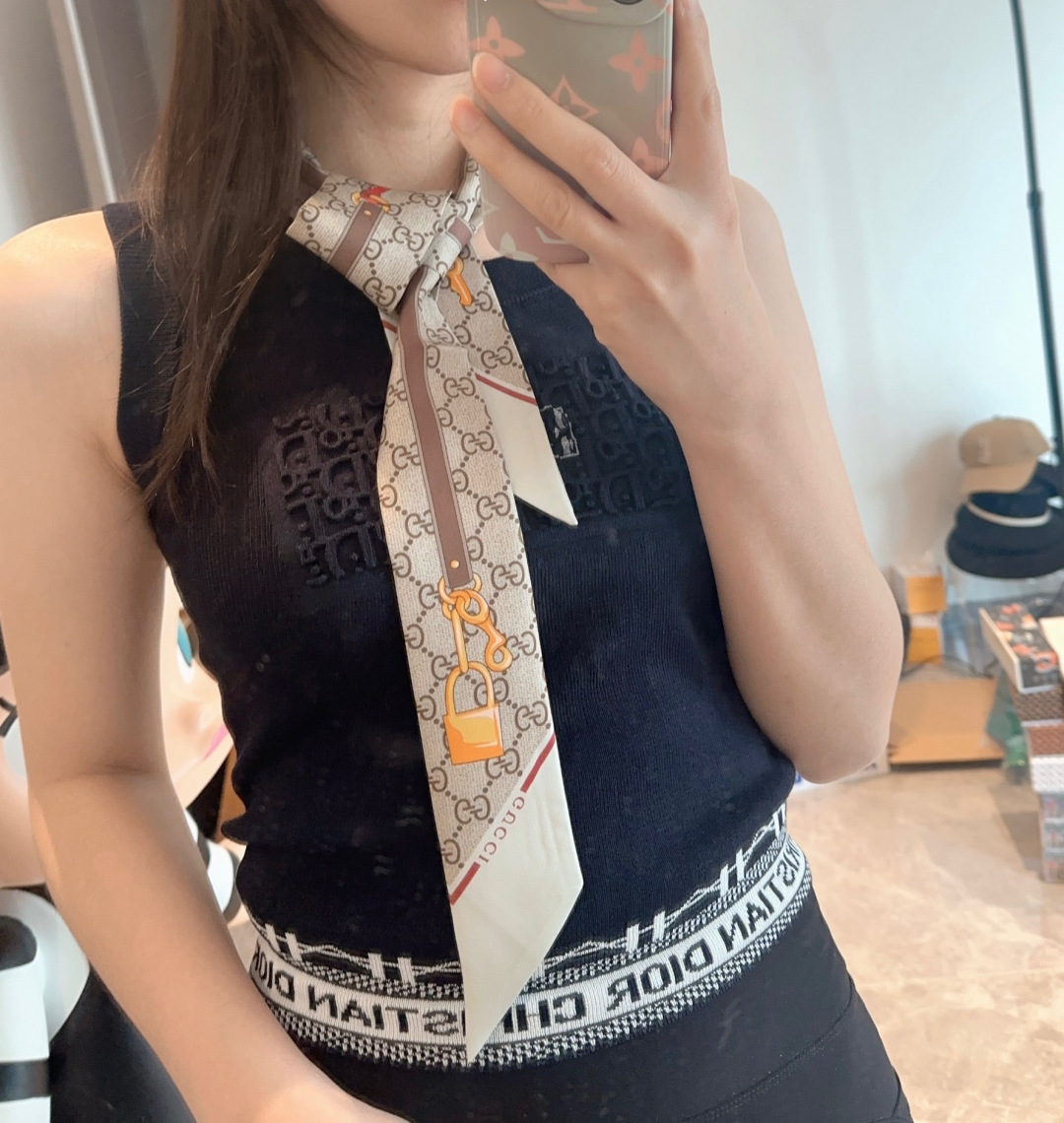 NO:921322,Gucci twilly silk scarf, belt with gold locks, GG letter style, classic style, slender shape, sharp angle design at both ends, the upper body effect is very good!  It’s so perfect when worn casually!  Streamers have super multi-purpose scarves, hairbands, bag accessories, belts...and so on. They are very easy to control. They can be used with clothes in summer and bags in winter. The top-grade silk has a strong luster and is extremely exquisite. This one is really a must-get [5Xcm, silk double-layered and double-sided] scarves, streamers, hair bundles, gucci, gucci, real silk.19860909Gucci古驰twilly丝巾,皮带金锁 GG字母款式经典,造型修长,两端尖角设计, 上身效果非常赞！随意一搭就是那么完美！ 飘带有超多用途领巾、发带、包包配饰、腰带.....等等等等,超好驾驭 夏季配衣服 冬季配包包 顶级真丝光泽感超级强 精美无比 ,这款真的是一定要入手的【5Xcm,真丝双层双面】丝巾,飘带，发束,gucci,gucci,real silk,accessory