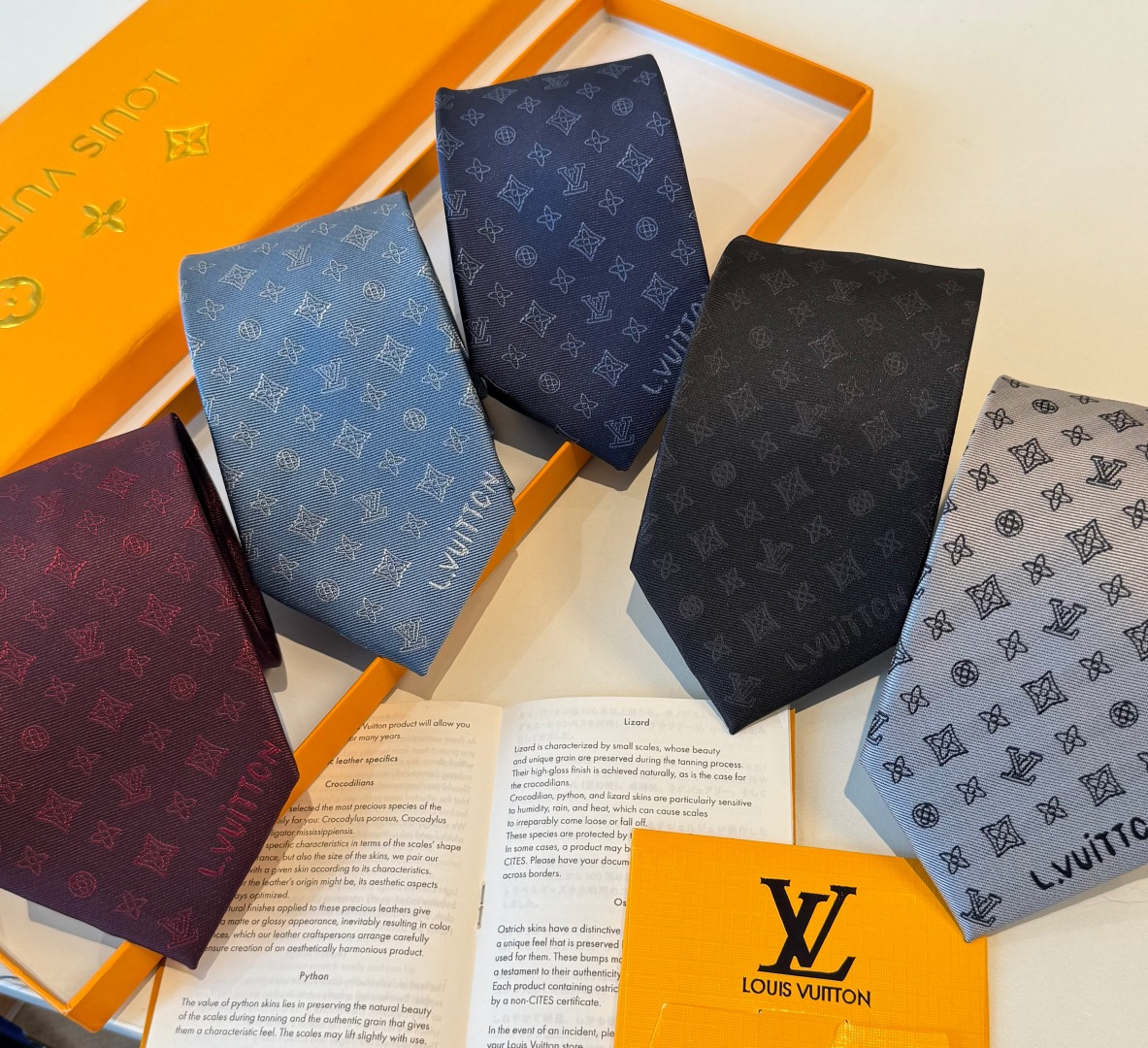 NO:942248,The special counter features exquisite small logo jacquards and low-key luxurious colors. This tie interprets Louis Vuitton's iconic Damier pattern in the same tone to make it more elegant. It allows men to fully display their personality. Top-quality jacquard silk handmade custom ties, ties, louis vuitton, real silk, ties19860909特 专柜同歩精致的小Logo提花,低调奢华大气的配色,这款领带将Lv标志性的Damier图案以同色调手法演绎的更显雅致风范.让男士可以充分展示自己个性.顶级提花真丝手工定制领带,领带,louis vuitton,real silk,ties,accessory