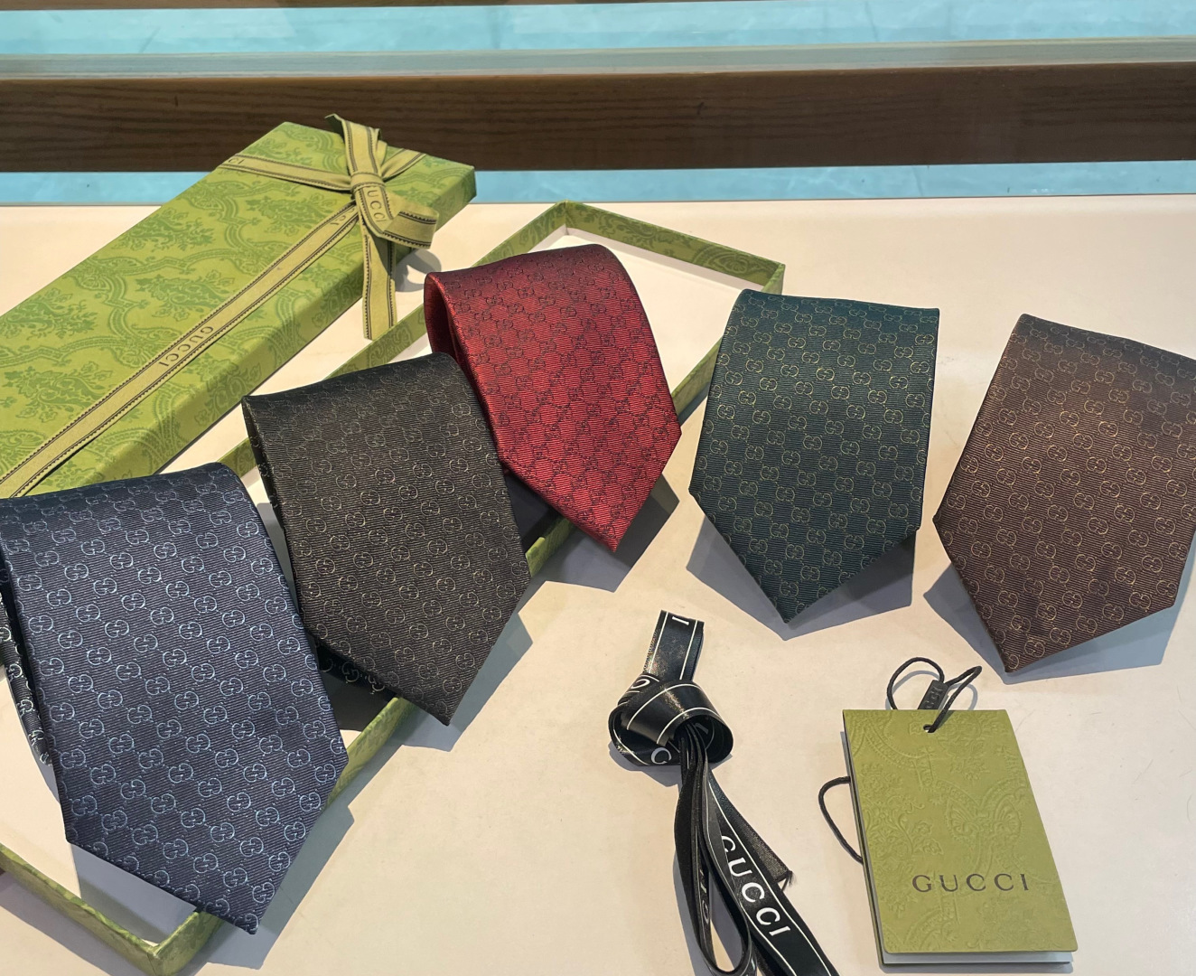 NO:942243,Specially G’s counter new model [GG logo printed tie] men’s tie, rare and classic small G LOGO jacquard, an ideal choice to show exquisite craftsmanship and fashion elegance. This tie perfectly combines the iconic, and is more elegant with fashionable matching techniques. It allows men to fully display their personality. Top-quality jacquard silk handmade custom ties, ties, gucci, real silk, ties19860909特 G家专柜新款【GG标识印花领带】男士领带,稀有采用经典小G LOGO提花展现精湛手工与时尚优雅的理想选择,这款领带将标志性完美的结合,以时尚搭配手法演绎的更显雅致风范.让男士可以充分展示自己个性.顶级提花真丝手工定制领带,领带,gucci,real silk,ties,accessory