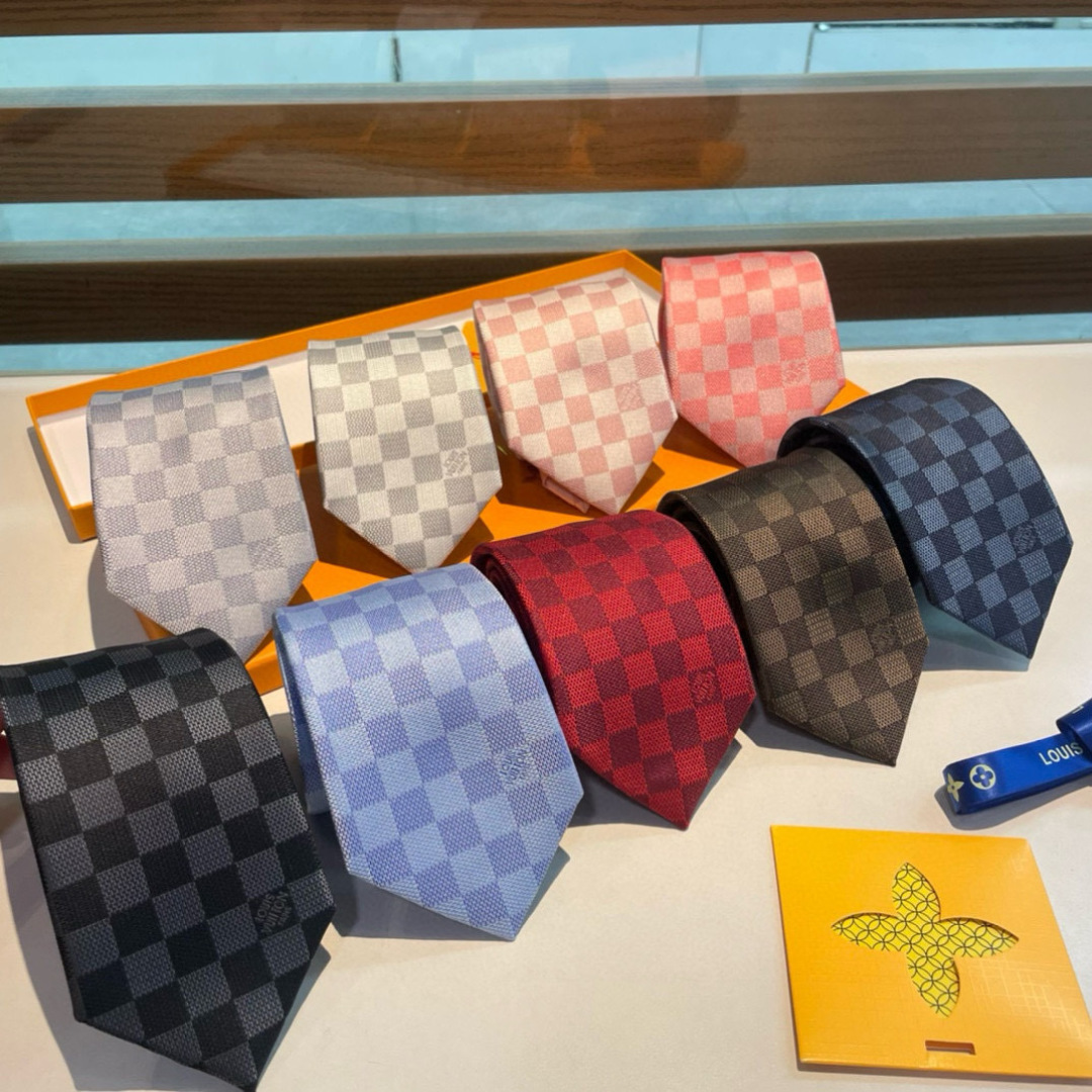 NO:942183,Jacquard ties are now available at LV counters ^_^ Louis Vuitton men's tie series checkerboard pattern, a rare and ideal choice to show exquisite craftsmanship and fashionable elegance. This tie interprets the iconic Louis Vuitton Damier pattern in the same tone to make it more elegant. It allows men to fully display their personality. Top-quality jacquard silk hand-customized tie, tie, louis vuitton, louis vuitton, real silk, ties19860909LV专柜同步提花领带出货啦^_^ 路易威登 男士领带系列棋盘格,稀有展现精湛手工与时尚优雅的理想选择,这款领带将标志性的路易威登Damier图案以同色调手法演绎的更显雅致风范.让男士可以充分展示自己个性.顶级提花真丝手工定制 收领带,领带,louis vuitton,louis vuitton,real silk,ties,accessory