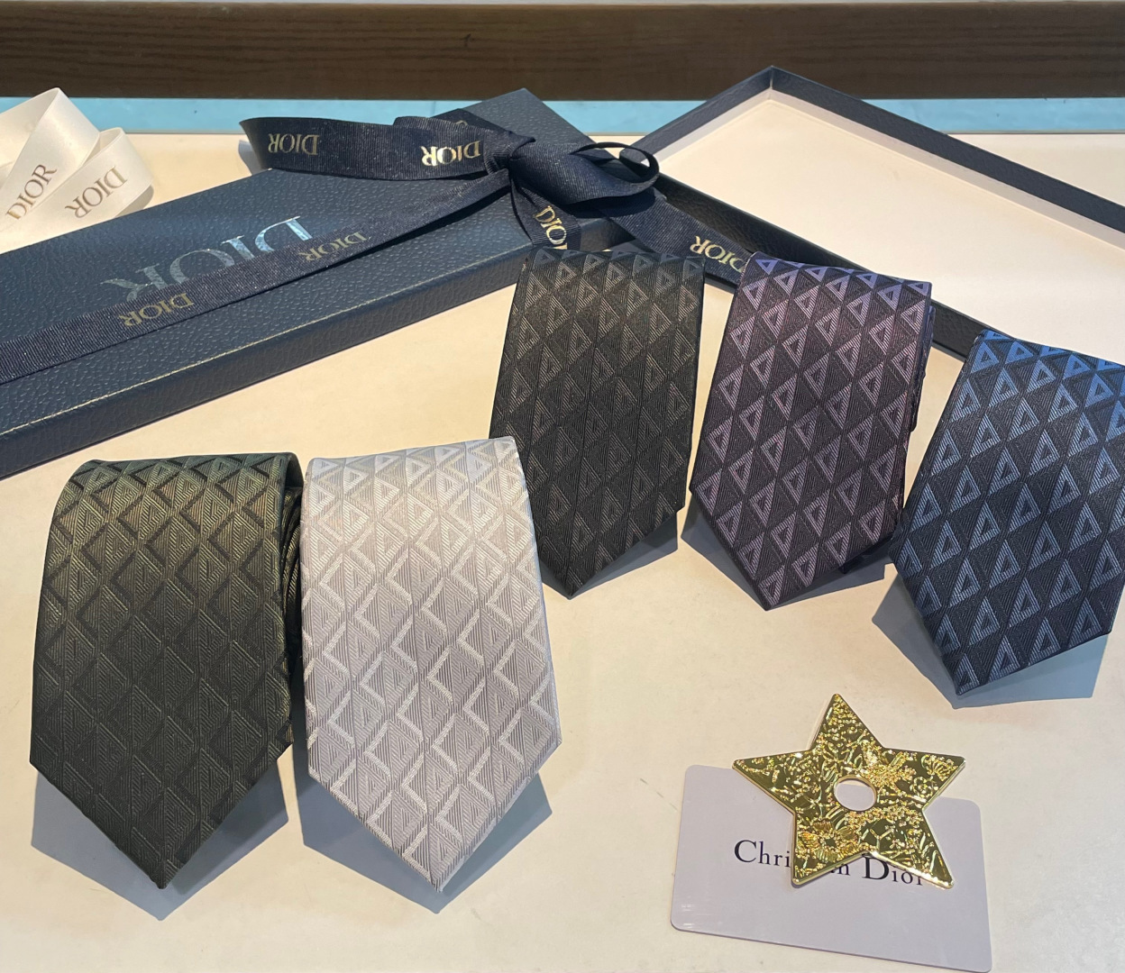 NO:942185,Dior's new tie Dior men's silk cannage pattern tie is a rare choice that shows exquisite craftsmanship and fashion elegance. This is the classic and iconic plaid tie of DO's family, which is more elegant and fashionable with the same color technique, allowing men to fully show their personality. Tie, tie, dior, ties19860909Dior家新款领带 Dior男士蚕丝藤格纹领带 稀有展现精湛手工与时尚优雅理想选择,这款采用DO家经典且具有标志性的格纹领带,以同色调手法演绎的更显雅致风尚 让男士可以充分展示自己个性.领带,领带,dior,ties,accessory