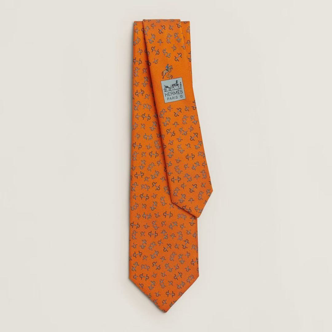 NO:942187,Special The tie is an indispensable item in every man's wardrobe and the origin of a story. There is only one rule to enjoy wearing it! Since 1949, Hermès craftsmen in Lyon, France, have carefully crafted Hermès ties with exquisite skills. Designer Philippe Mouquet Made in France. Dimensions: Length 146x Width 7cm Tie, tie, hermes,PHILIPP PLEIN,ties19860909特 领带是每位男士的衣橱中不可或缺的单品,也是一段故事的起源.仅有一条规则享受佩戴它的乐趣! 自1949年以来,位于法国里昂的爱马仕工匠以精湛技艺,精心制作爱马仕领带. 设计师菲利普.穆盖(Philippe Mouquet) 法国制造. 尺寸长146x宽7厘米领带,领带,hermes,PHILIPP PLEIN,ties,accessory