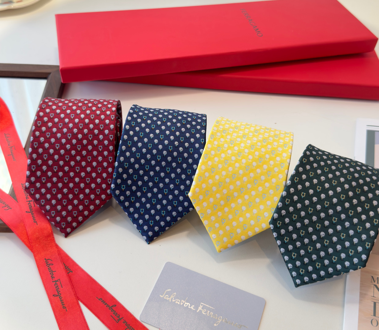 NO:942191,Specially packaged Ferragamo men's new tie series, allowing men to fully display their personality. Top-quality twill silk hand-customized ties, ties, ferragamo, real silk, ties19860909特 配包装 菲拉格慕男士新款领带系列,让男士可以充分展示自己个性.顶级斜纹真丝手工定制领带,领带,ferragamo,real silk,ties,accessory