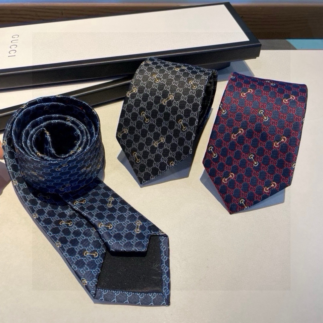 NO:942196,The long history of the horsebit began in the 1950s, and it is still the essence of Gucci's iconic tradition. This mulberry silk tie draws inspiration from the brand's equestrian heritage, and the horsebit embroidery adds to the exquisite detail. Tie, tie, gucci, ties19860909马衔扣的悠久历史始于1950年代,至今仍是Gucci具有代表性的传统精髓.这款桑蚕丝领带从品牌马术传承中汲取灵感,马衔扣刺绣更添考究细节.领带,领带,gucci,ties,accessory