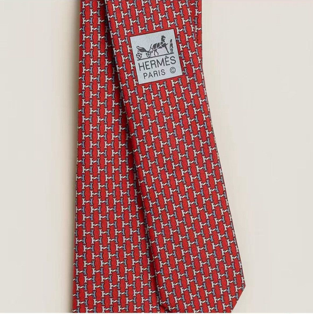 NO:942201,Special Hermès men's new tie series, rare H. Each year, a thousand ties with different prints are released. From the initial geometric patterns to express equestrian activities, now the styles are much richer, with lively animals or daily life objects as the theme, allowing men to fully display their personality. Top-quality twill silk handmade custom ties, ties, hermes, real silk, ties19860909特 爱马仕男士新款领带系列,稀有H家每年都有一千条不同印花的领带面世,从最初的多以几何图案表现骑术活动为主,到如今的款式则丰富得多,以活泼的动物或日常生活 事物为主题,让男士可以充分展示自己个性.顶级斜纹真丝手工定制领带,领带,hermes,real silk,ties,accessory